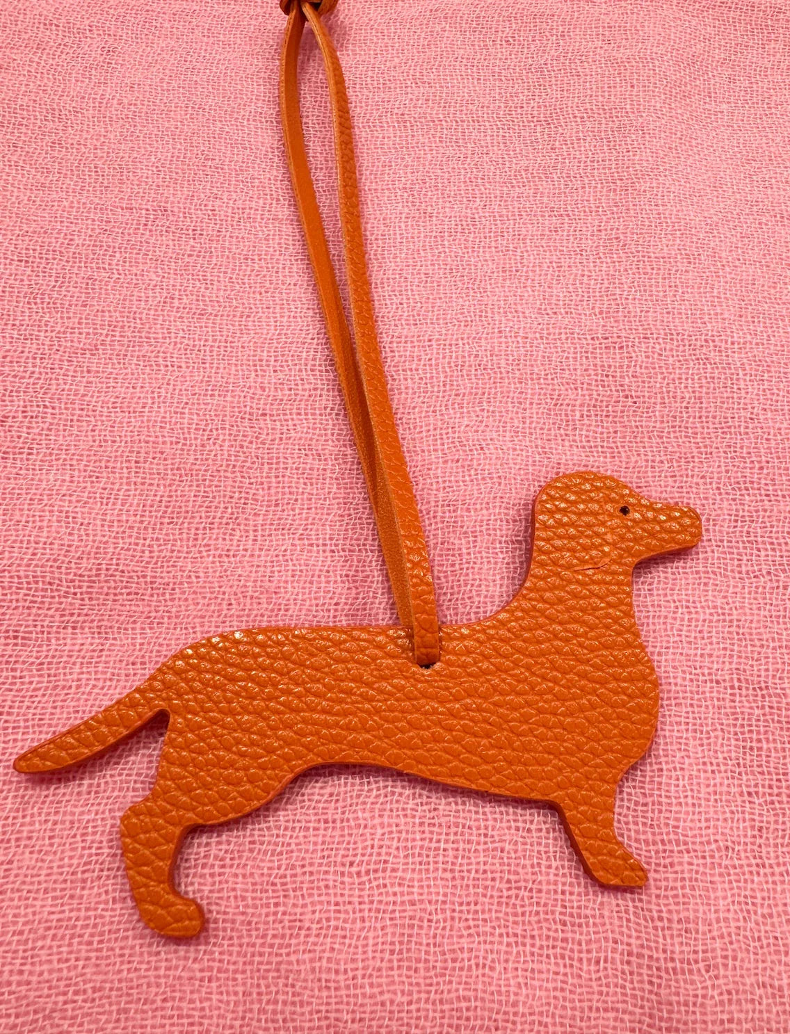 Produktfoto Taschenanhänger in Dackelform aus hochwertigem Leder in der Farbe Orange vom Hamburger Modelabel stegmann mode