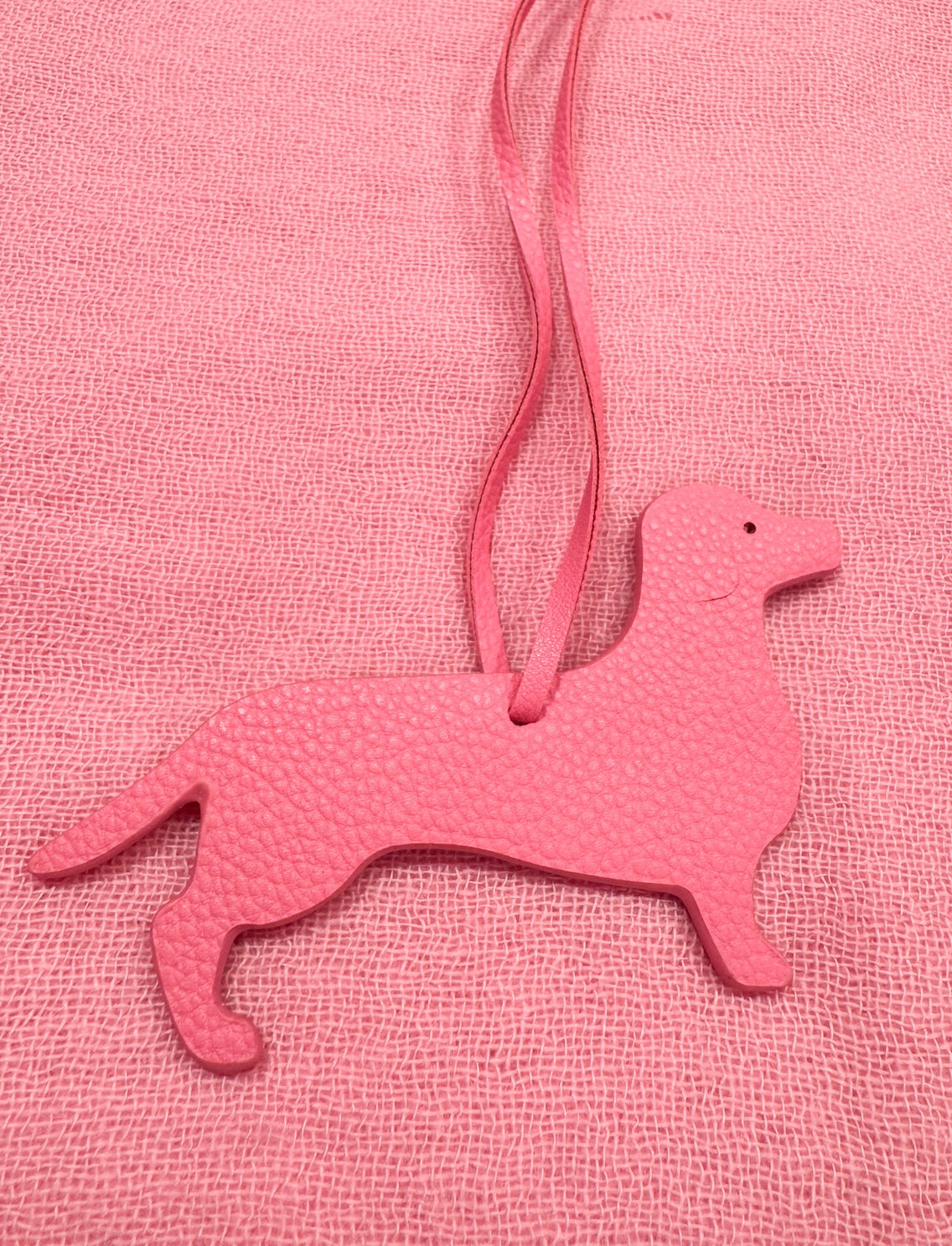 Produktfoto Taschenanhänger in Dackelform aus hochwertigem Leder in der Farbe Pink vom Hamburger Modelabel stegmann mode