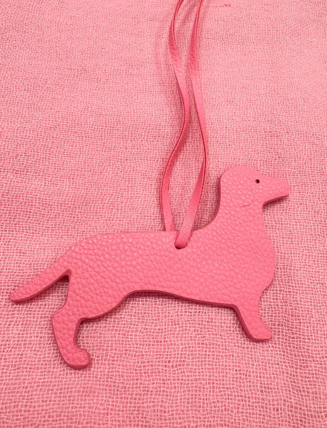 Produktfoto Taschenanhänger in Dackelform aus hochwertigem Leder in der Farbe Pink vom Hamburger Modelabel stegmann mode