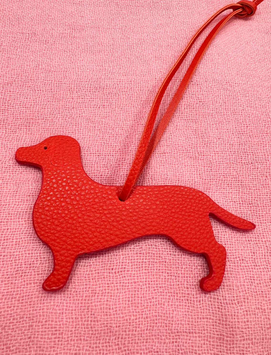 Produktfoto Taschenanhänger in Dackelform aus hochwertigem Leder in der Farbe Rot vom Hamburger Modelabel stegmann mode