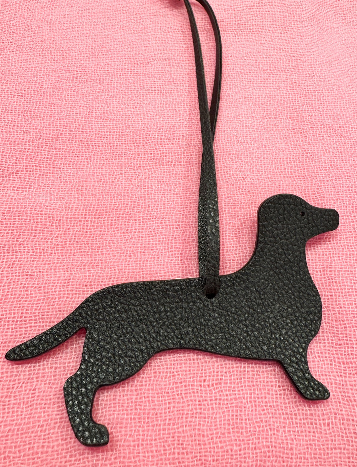 Produktfoto Taschenanhänger in Dackelform aus hochwertigem Leder in der Farbe Schwarz vom Hamburger Modelabel stegmann mode