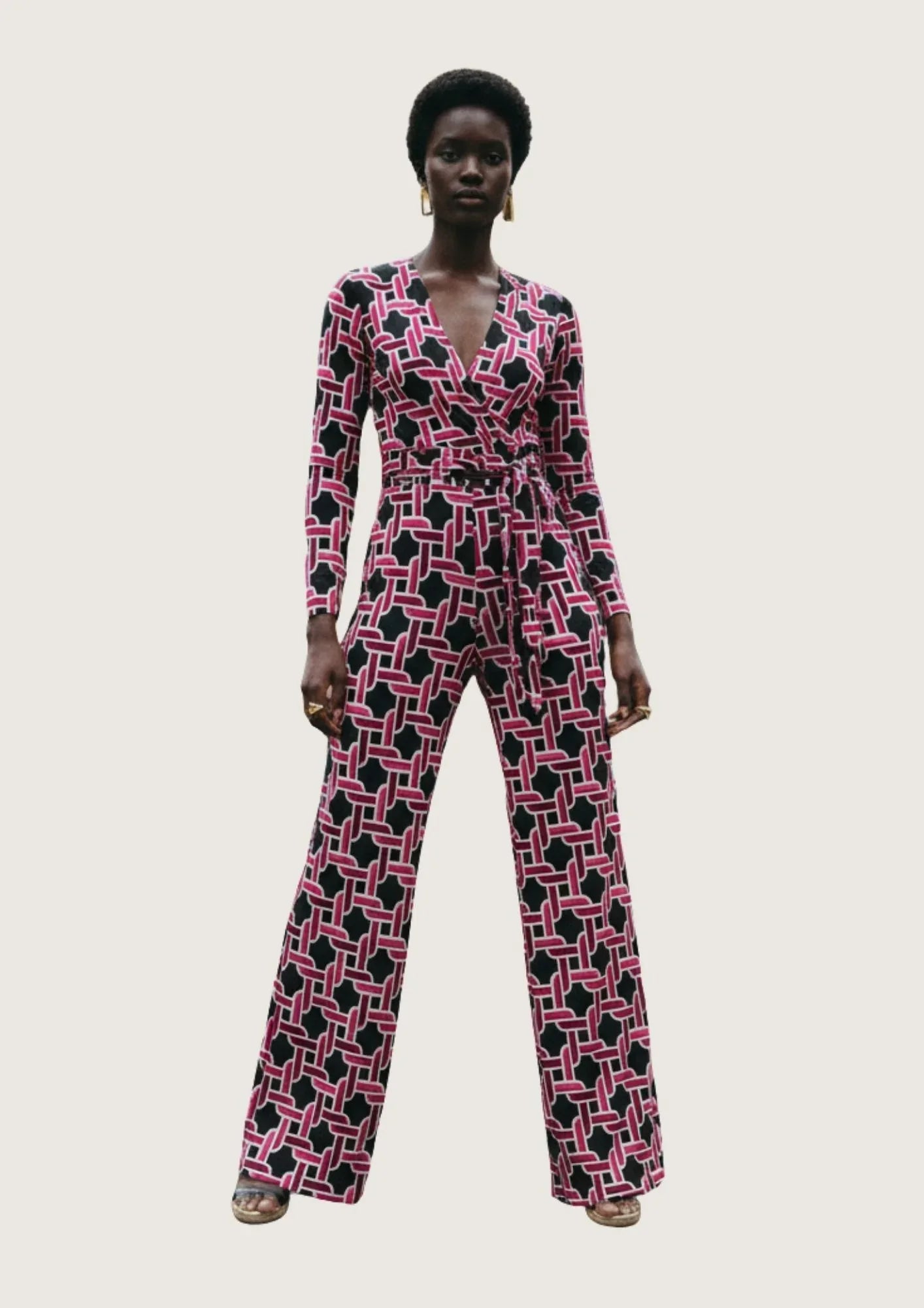 KI Modell im Studio im Jumpsuit Teria im Print Cordon vom Hamburger Modelabel stegmann mode