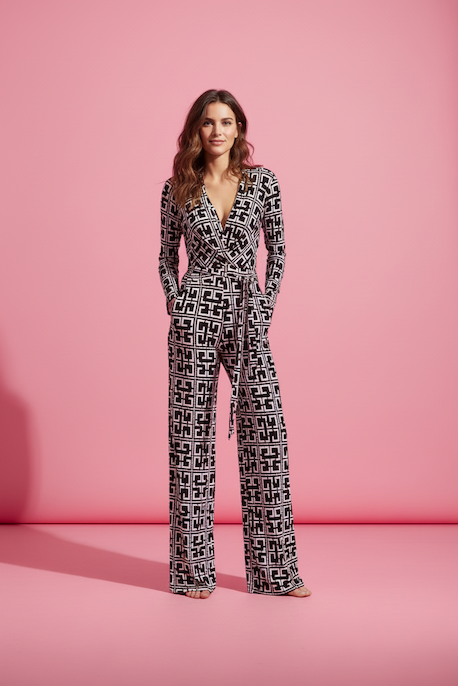 KI generiertes Modell im Studio im Jumpsuit Teria Combi im Print Give vom Hamburger Modelabel stegmann mode