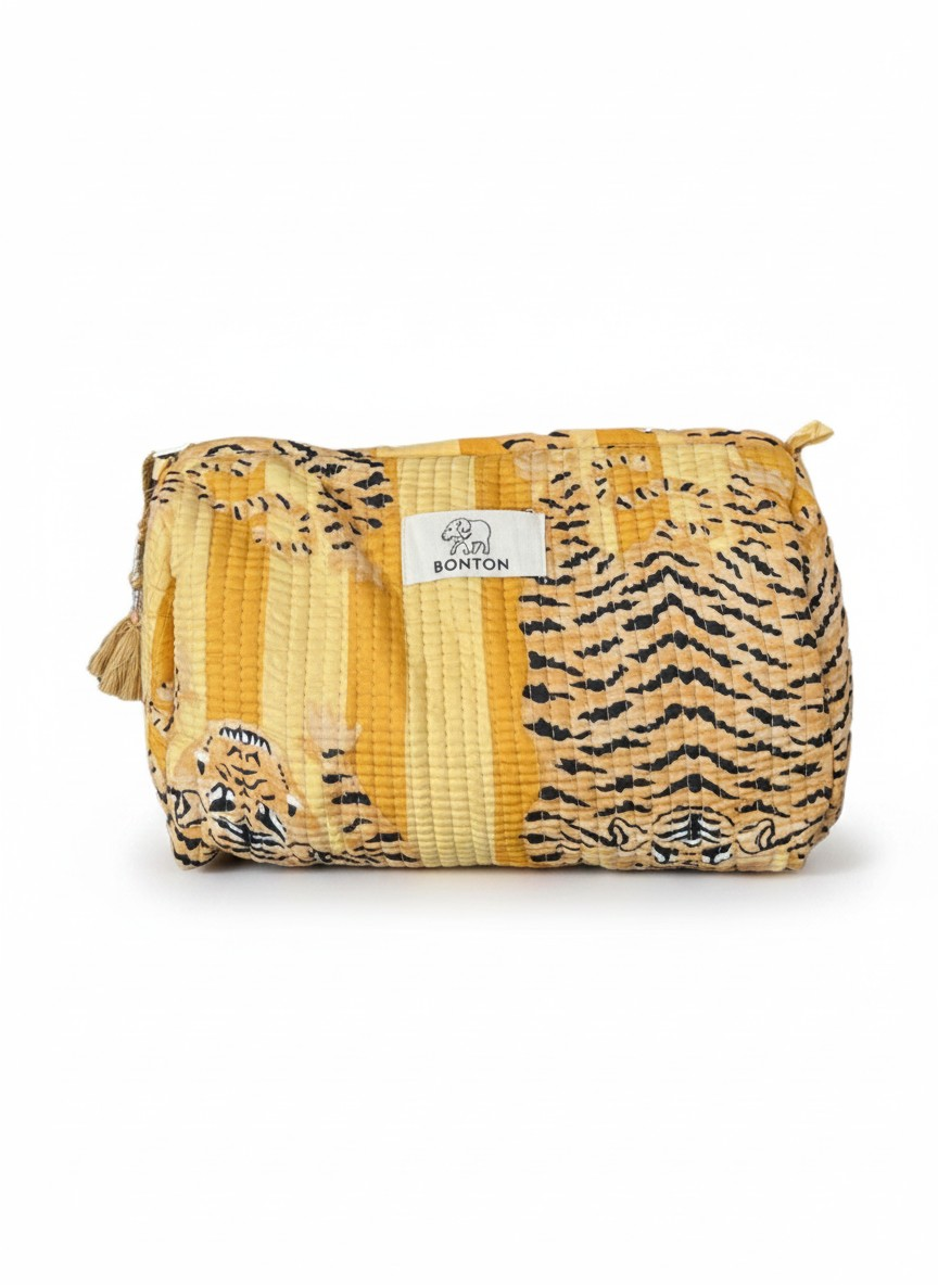 Produktfoto von gestreifter Kosmetiktasche mit Muster Tiger gold in der Größe gross vom Hamburger Modelabel Stegmann Mode
