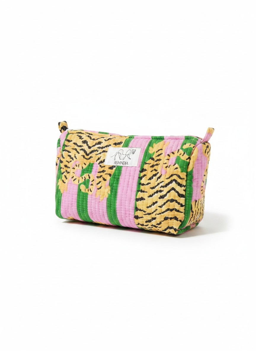 Produktfoto von gestreifter Kosmetiktasche in der Größe mittel mit Muster Tiger pink vom Hamburger Modelabel Stegmann Mode