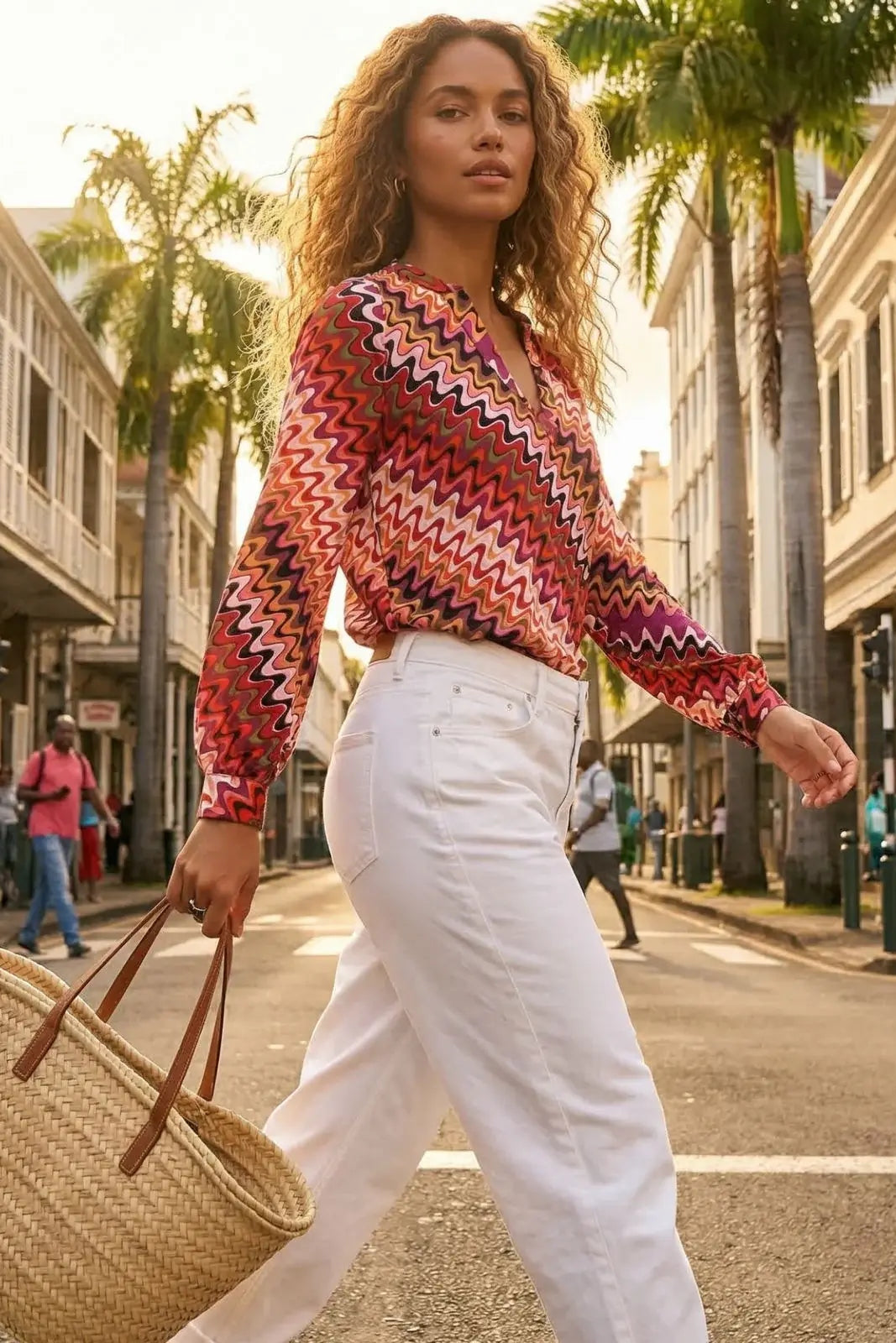 KI generiertes Foto von Frau im urbanen Umfeld in der Tunika Trixi im Print Diagonal Zick Zack vom Hamburger Modelabel stegmann mode