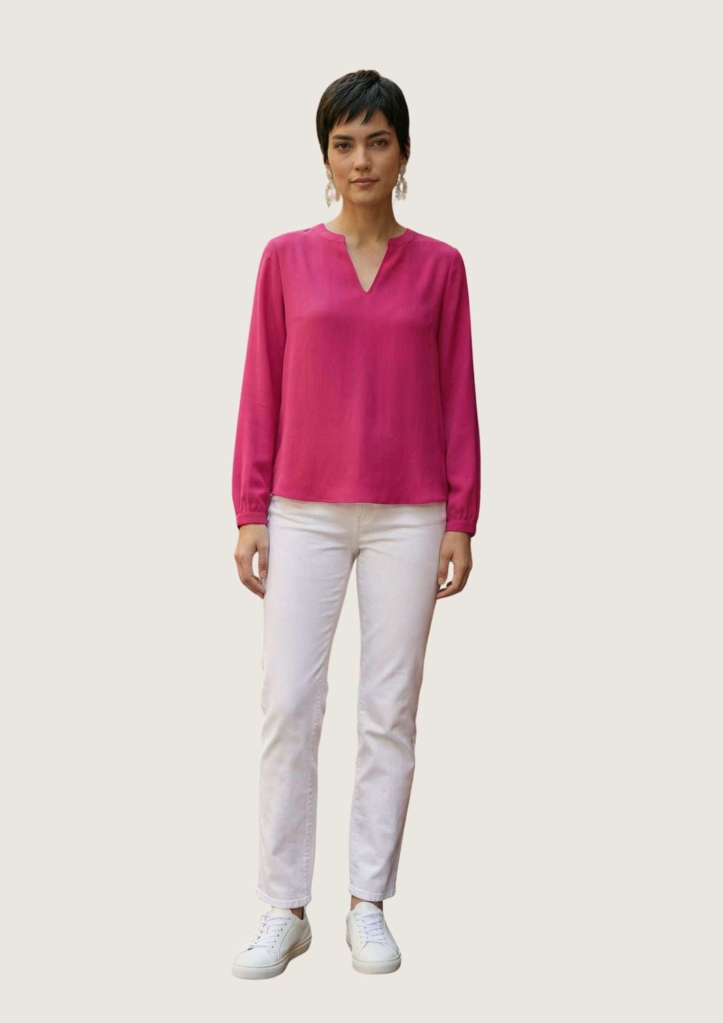 KI Modell im Studio in der Tunika Trixie im Print Fuchsia vom Hamburger Modelabel stegmann mode