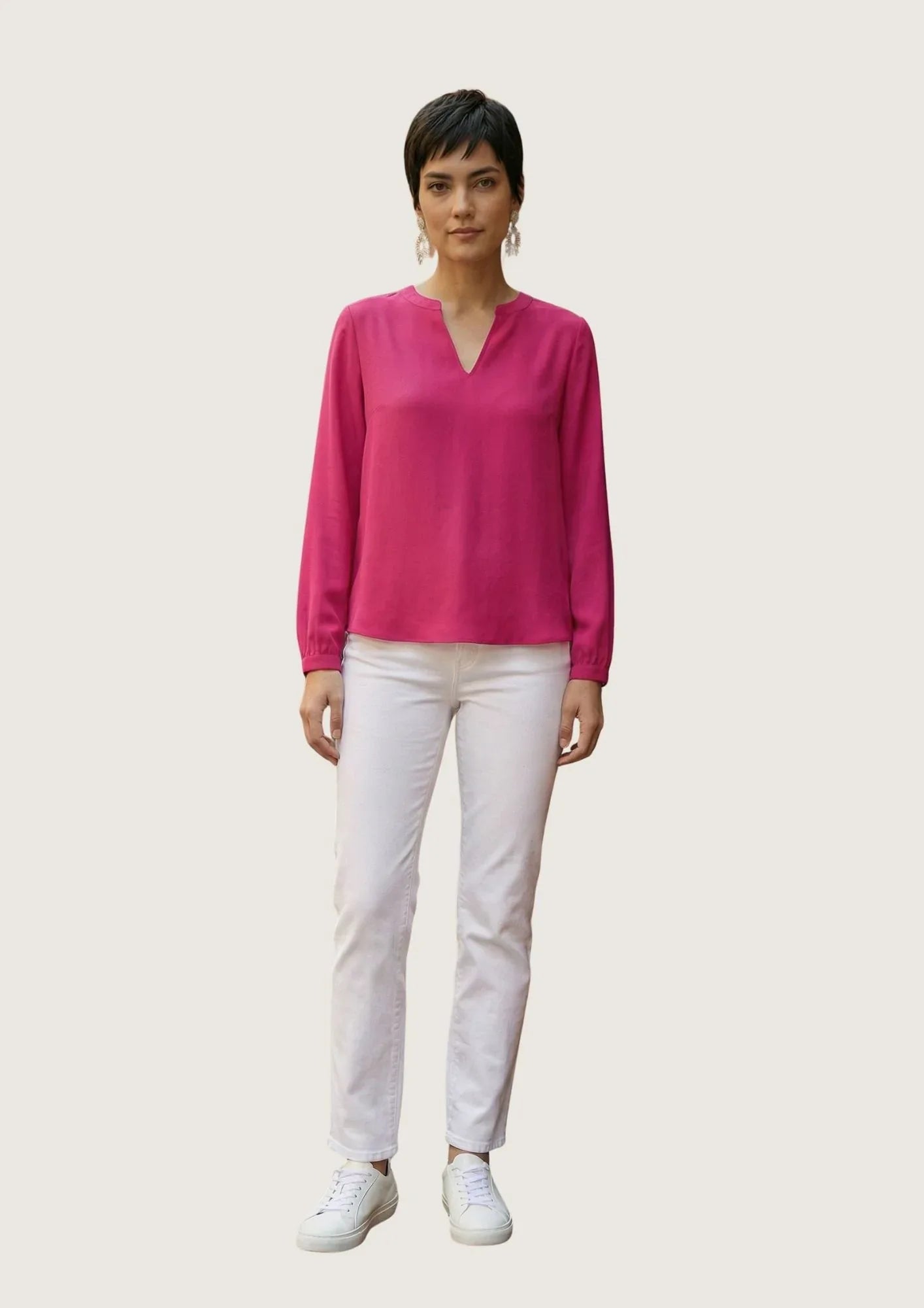 KI Modell im Studio in der Tunika Trixie im Print Fuchsia vom Hamburger Modelabel stegmann mode