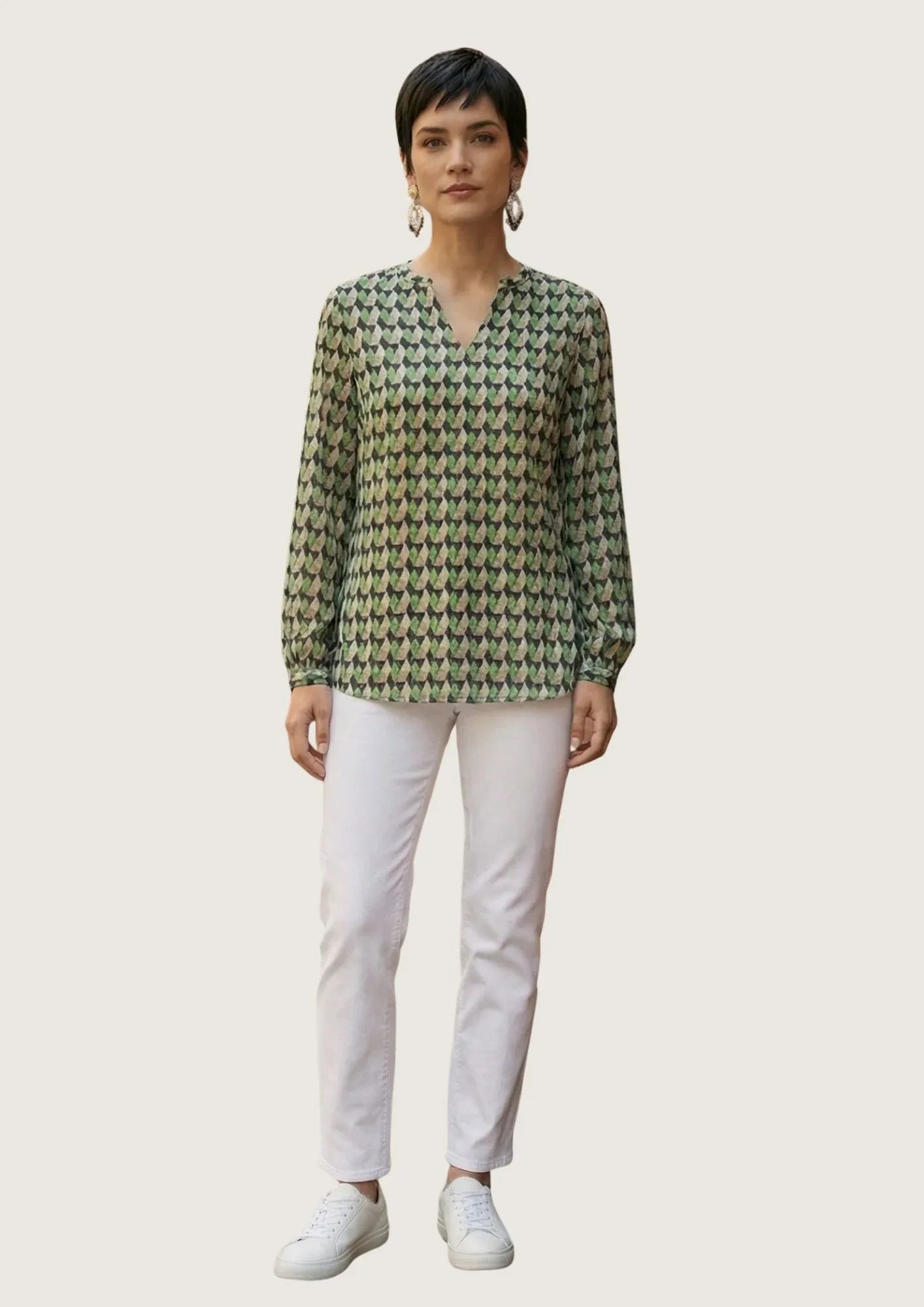 KI Modell im Studio in der Tunika Trixie im Print Kaleidoscope vom Hamburger Modelabel stegmann mode