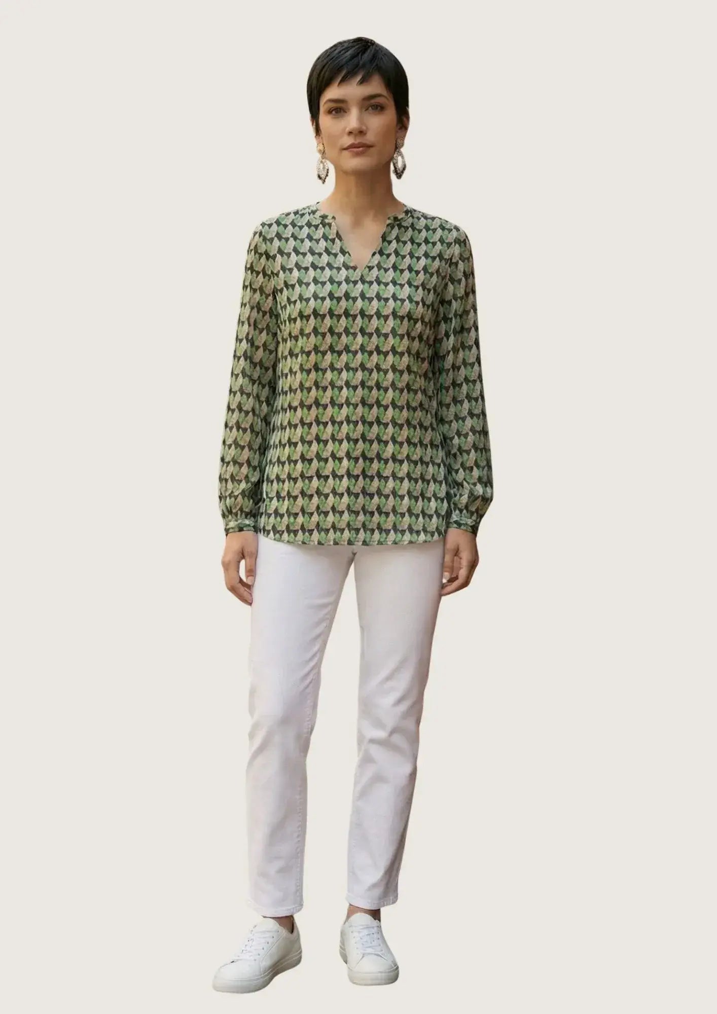 KI Modell im Studio in der Tunika Trixie im Print Kaleidoscope vom Hamburger Modelabel stegmann mode