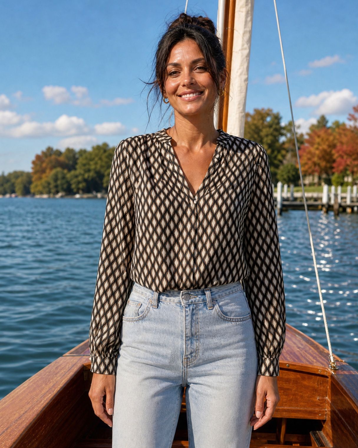 KI generiertes Model auf einem Boot in der Tunika Trixie im Print Salino Taupe vom Hamburger Modelabel Stegmann Mode