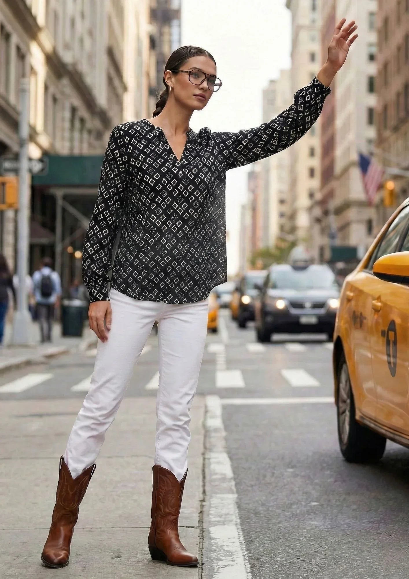 KI Modell in urbaner Umgebung in der Tunkia Trixie im Vency Bleu vom Hamburger Modelabel stegmann mode