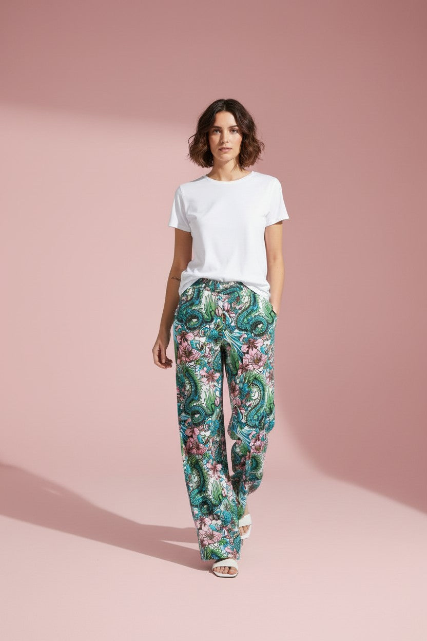 KI generiertes Modell im Studio in der Hose Twin im Print Dragon vom Hamburger Modelabel stegmann mode