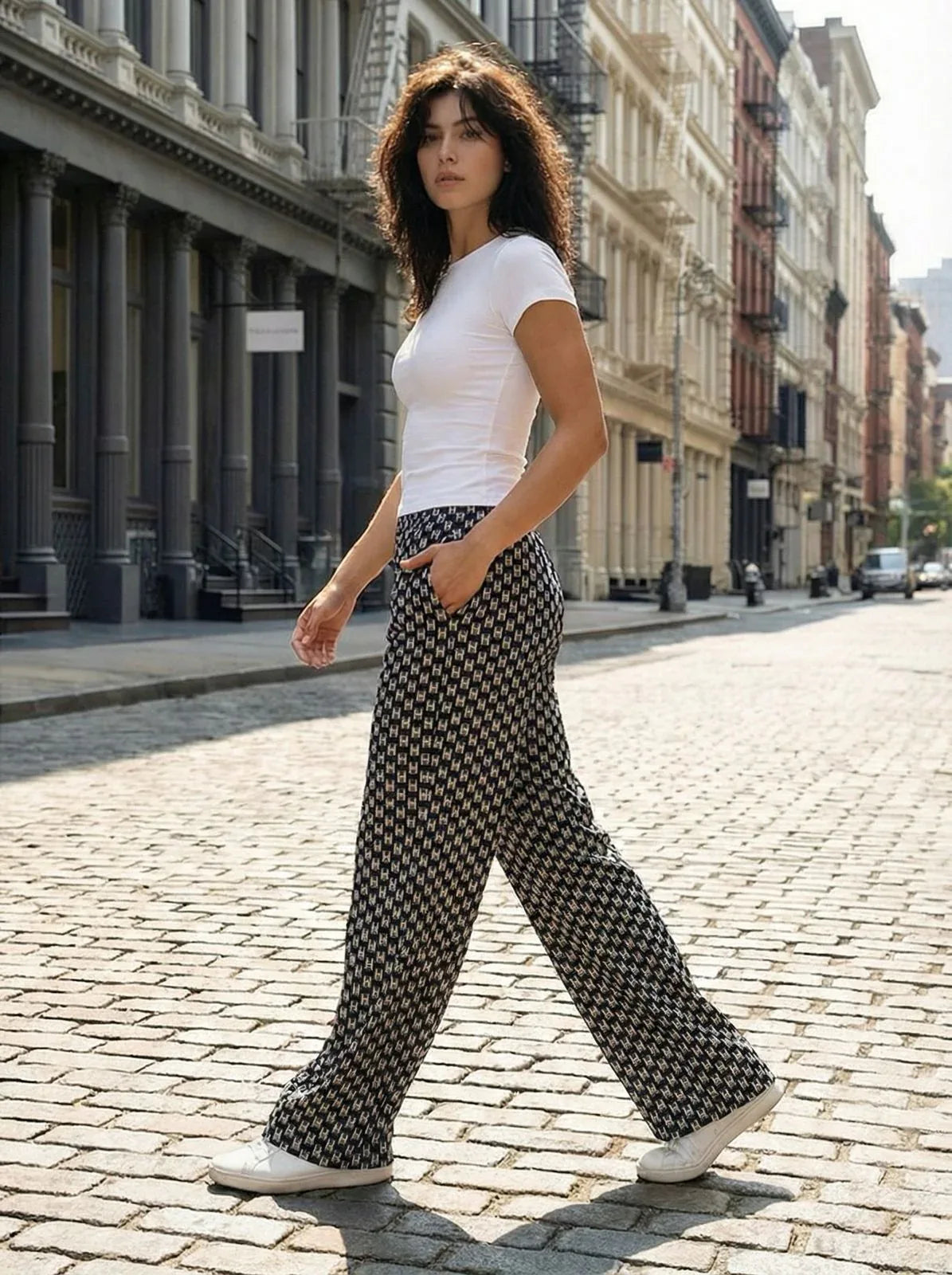 KI Modell im urbanen Umfeld in der Hose Twin im Print Hetage vom Hamburger Modelabel stegmann mode