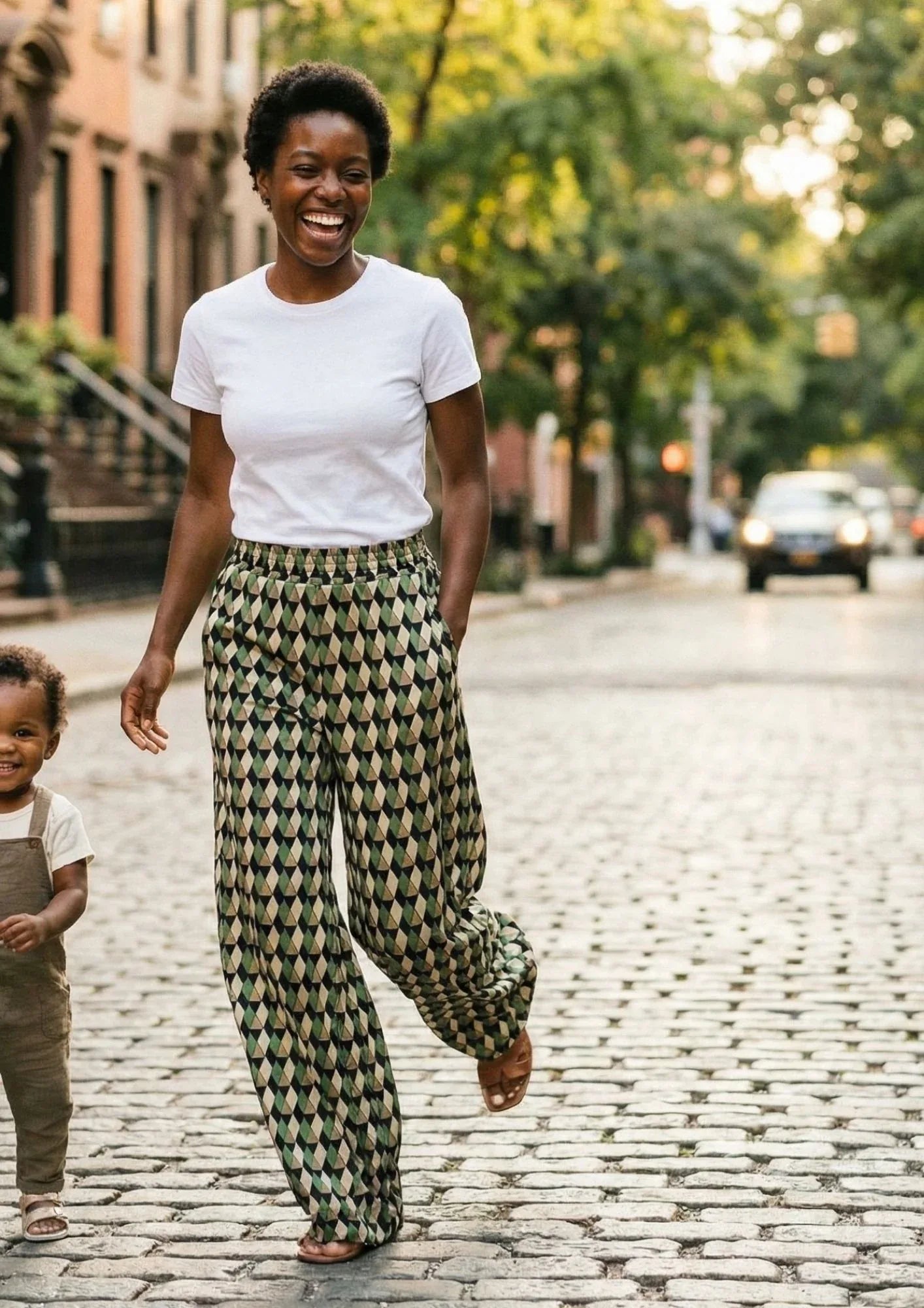 KI Modell im urbanen Umfeld in der Hose Twin im Print Kaleidoscope vom Hamburger Modelabel stegmann mode