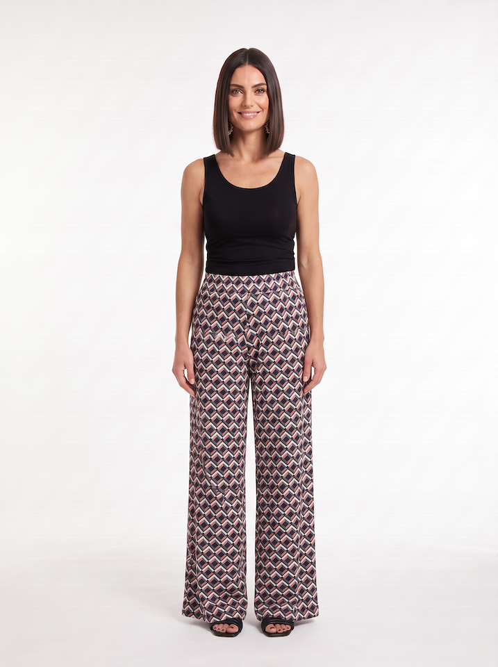 KI generiertes Model im Studio in der Hose Twin im Print Mosaik Rose vom Hamburger Modelabel Stegmann Mode