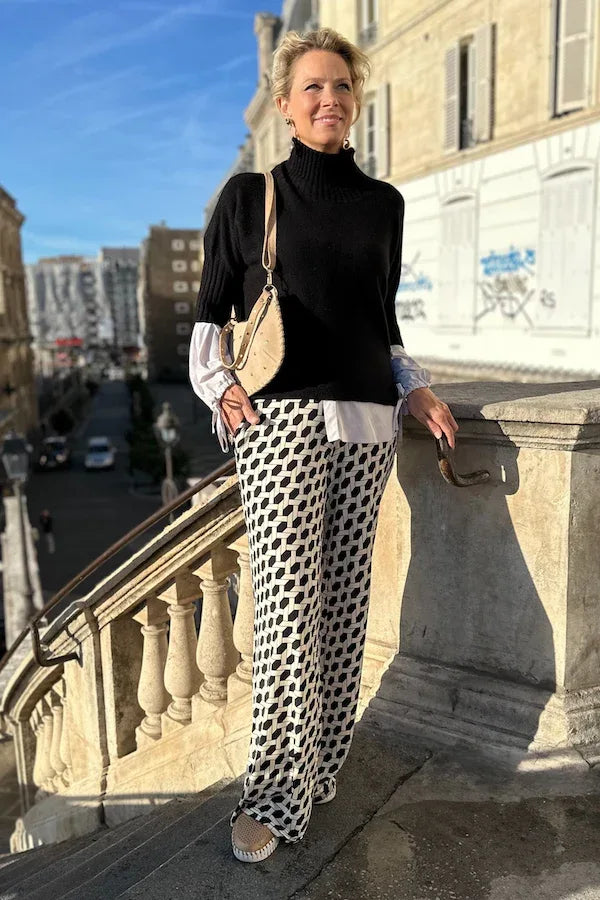 Stefanie vor Treppe in Paris in der Hose Twin im Print Vienne vom Hamburger Modelabel stegmann mode