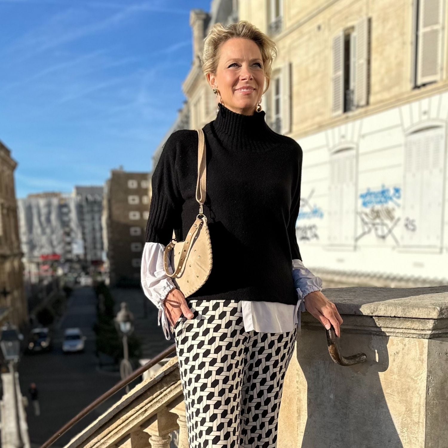 Halbtotale von Stefanie in Hose Twin im Print Vienne vom Hamburger Modelabel stegmann mode