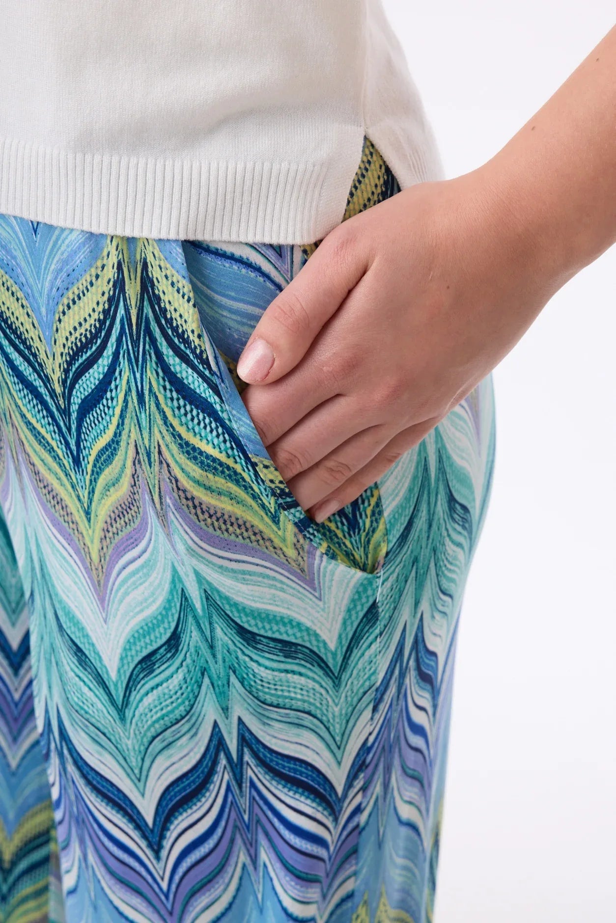 Marlene Hose im Print Zick Zack Violet Close Up Tasche vom Hamburger Modelabel stegmann mode