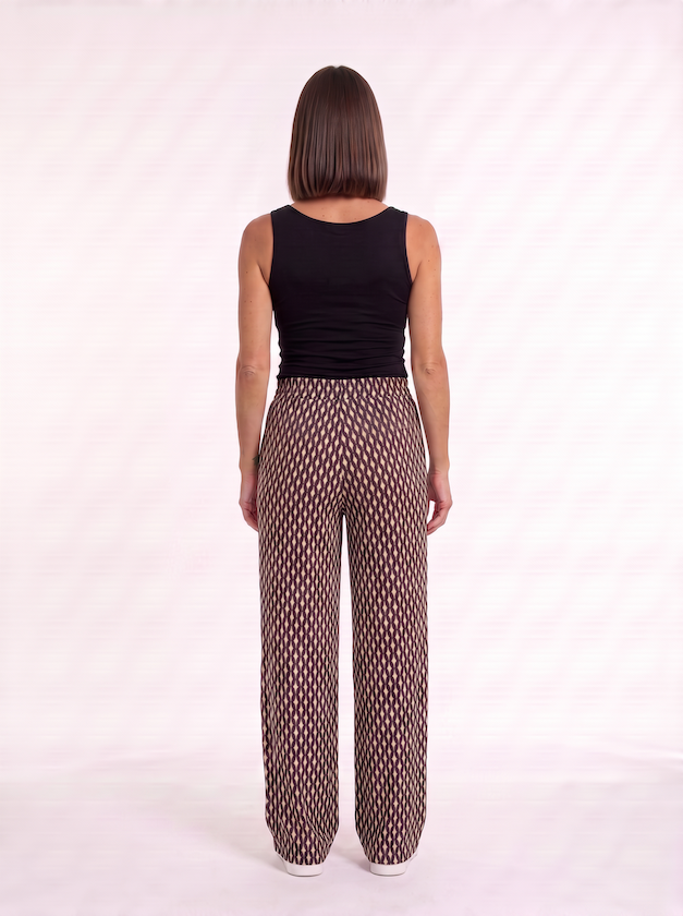 KI generiertes Model von hinten im weißen Studio in der Hose Twin im Print Salino Taupe vom Hamburger Modelabel Stegmann Mode