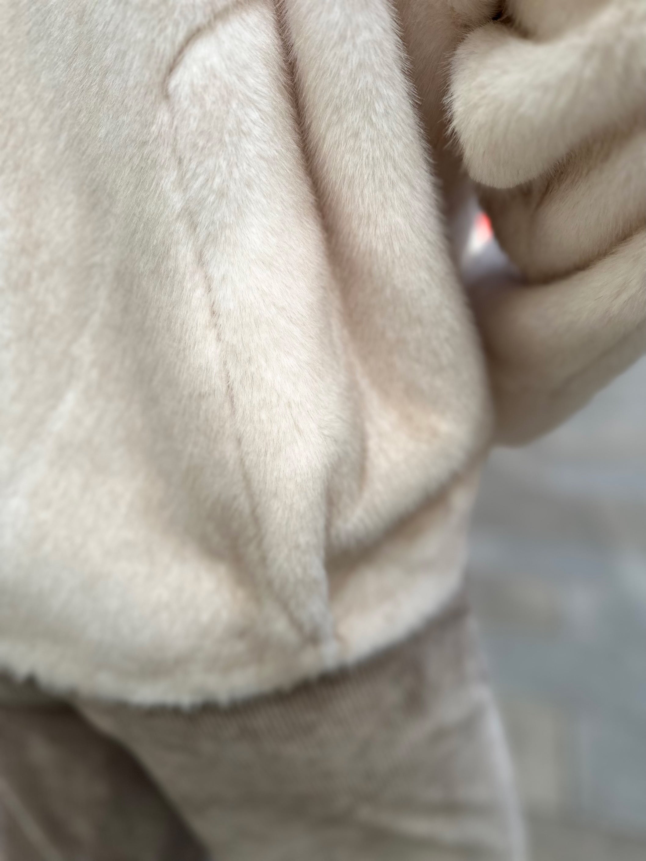 Close up Tasche vom doppelreihigen Funfur Capan in Creme vom Hamburger Modelabel stegmann mode