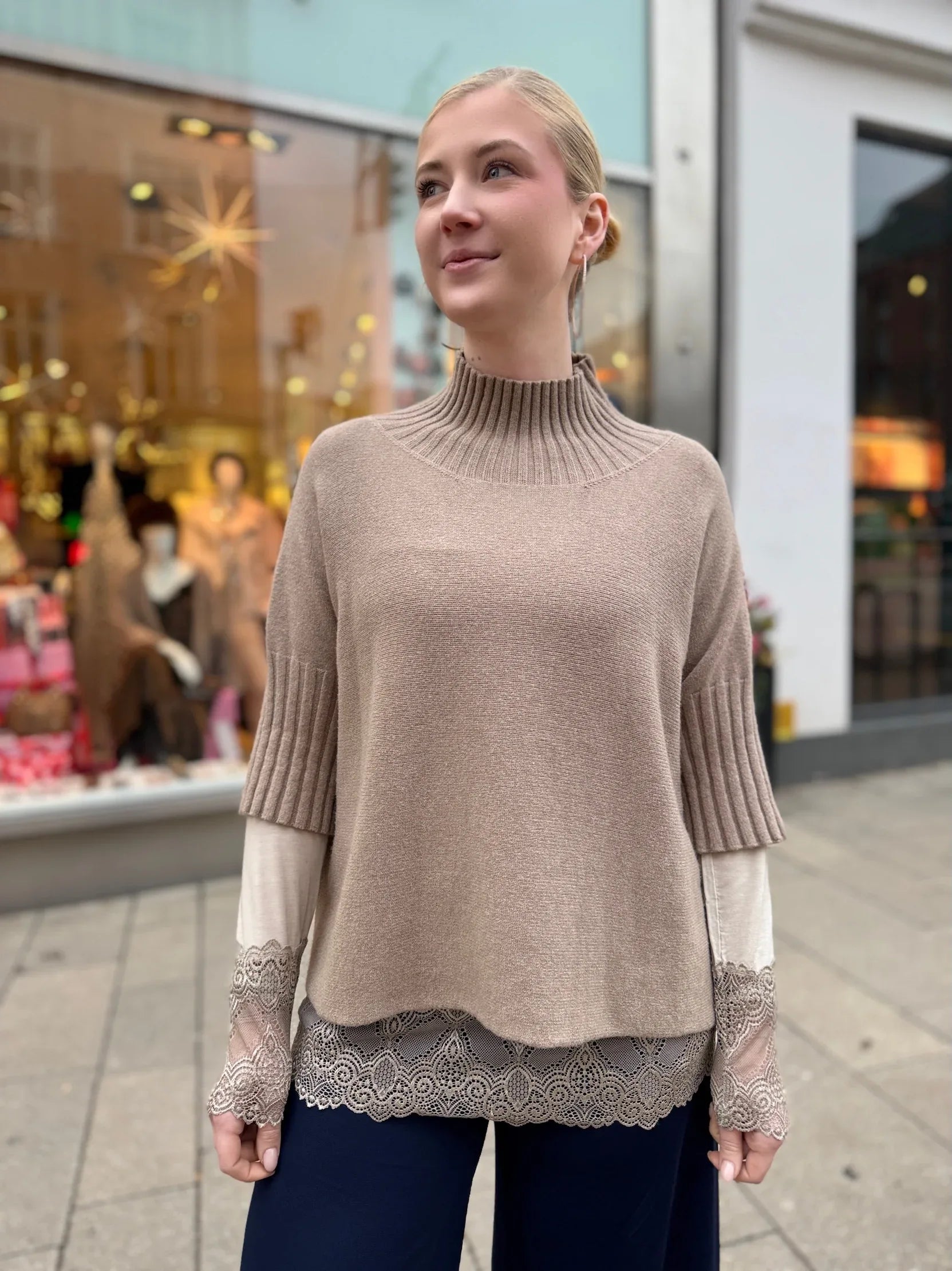 Junge Frau präsentiert Pullover Hanna mit Shirt Bonita vom Hamburger Modelabel stegmann mode