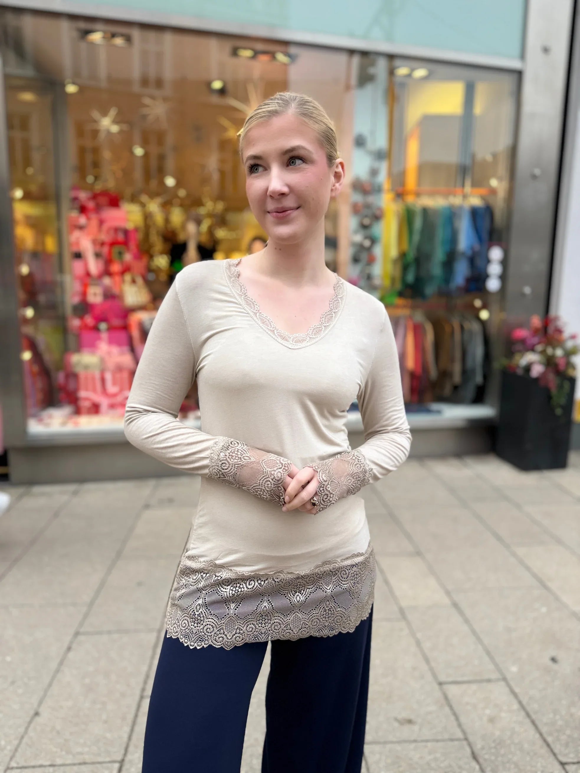 Junge Frau vor Ladengeschäft im Shirt Bonita vom Hamburger Modelabel stegmann mode