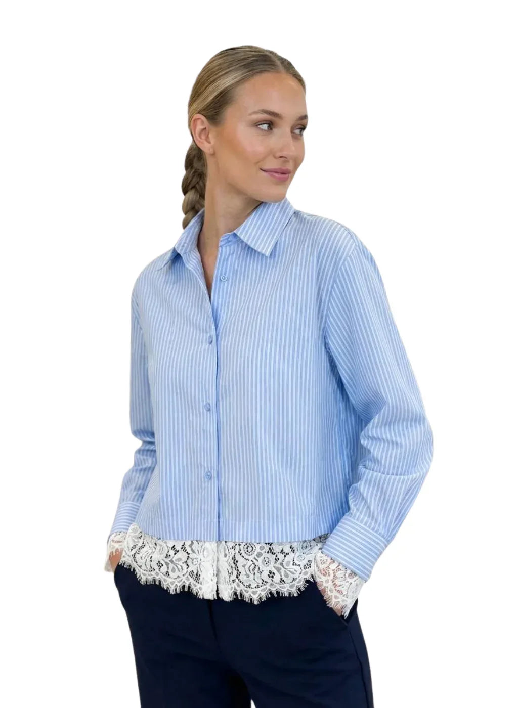 KI Modell im Studio in der gestreiften Bluse mit Spitze vom Hamburger Modelabel stegmann mode