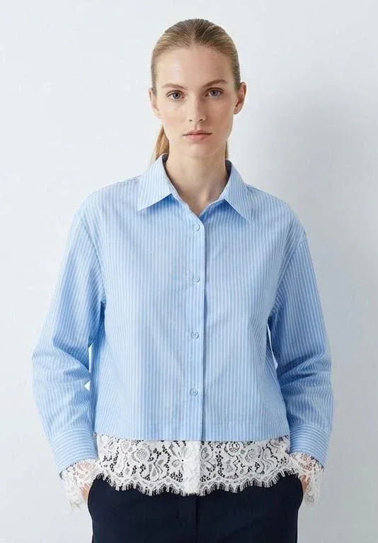 KI Modell im Studio in der gestreiften Bluse mit Spitze vom Hamburger Modelabel stegmann mode