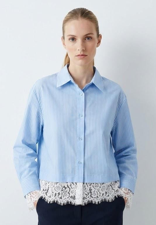 KI Modell im Studio in der gestreiften Bluse mit Spitze vom Hamburger Modelabel stegmann mode