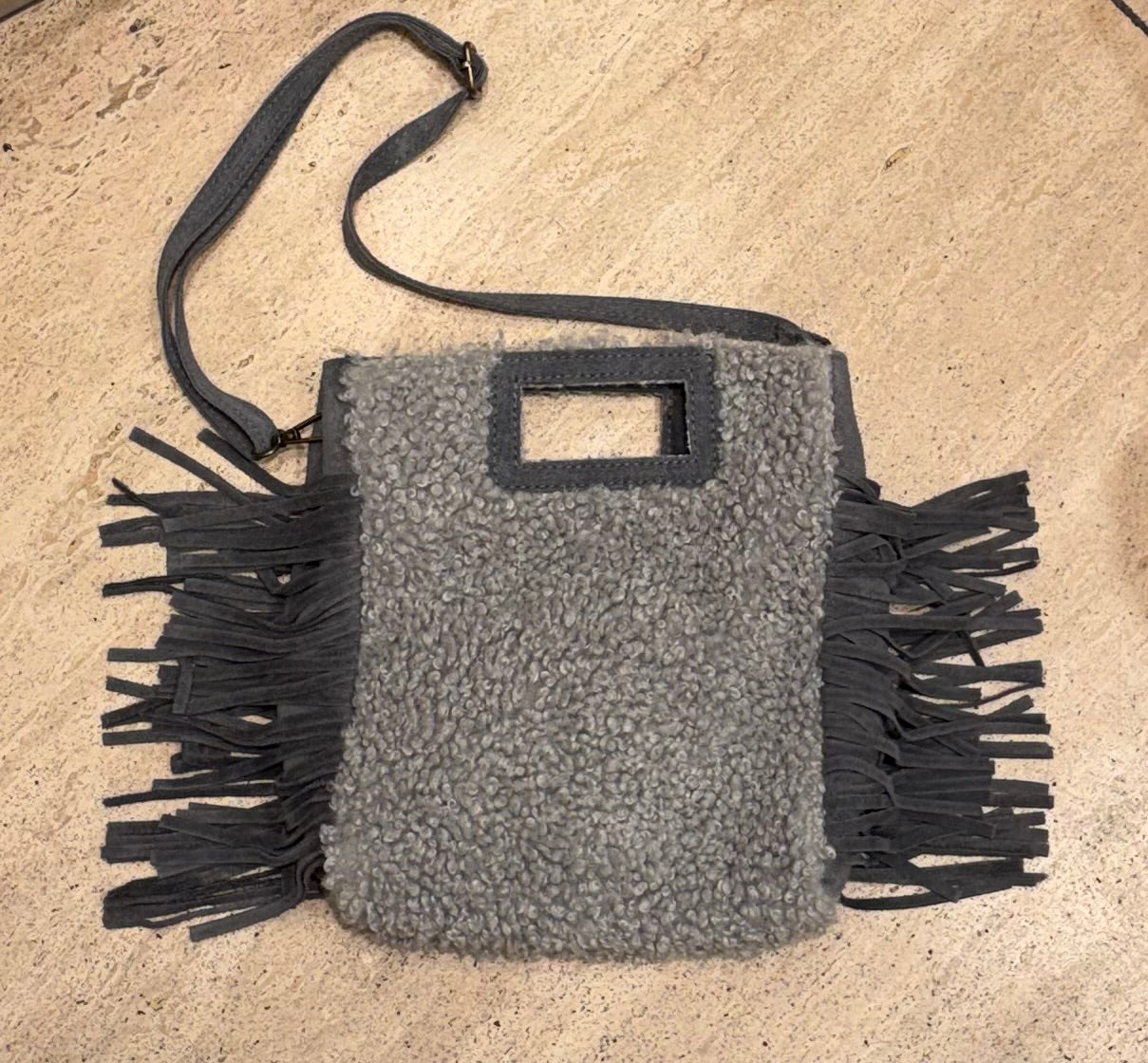 Produktfoto von der Tasche Moja im Design Lamm in der Farbe Grau vom Hamburger Modelabel stegmann