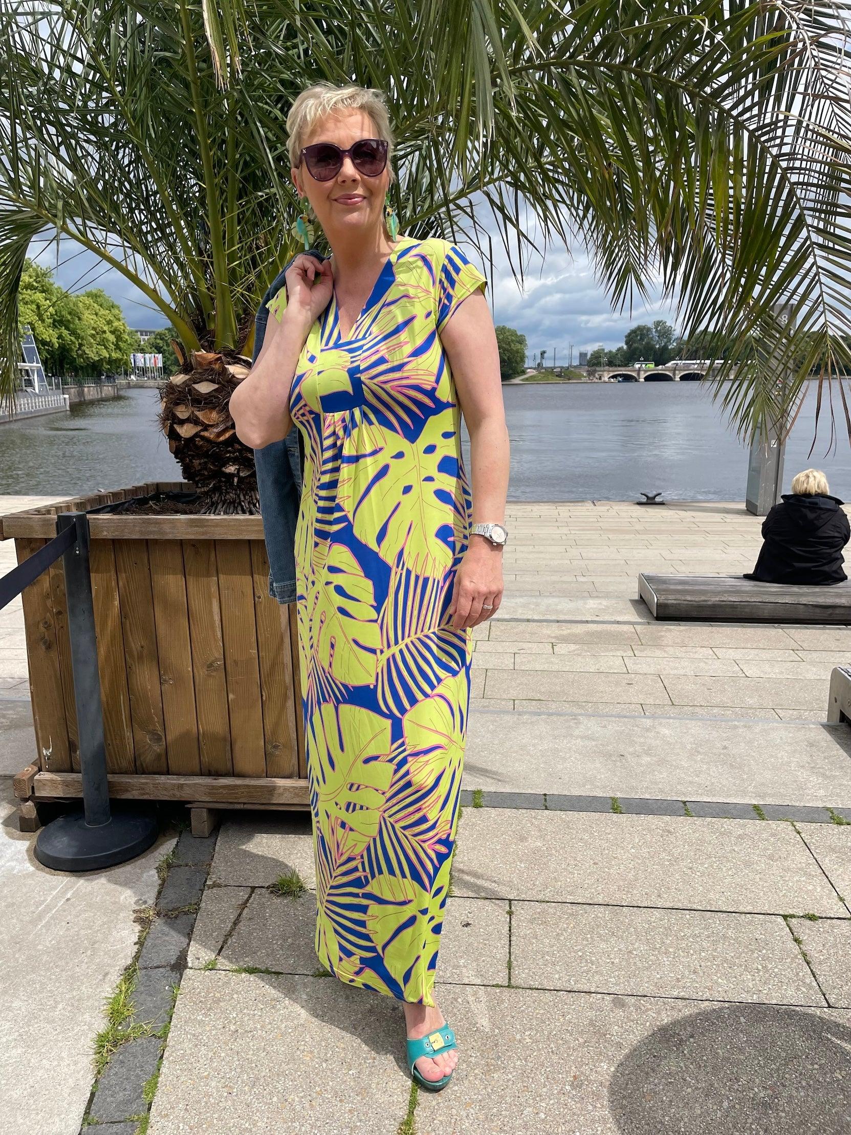 Langes Kleid mit Muster von dem Hamburger Modelabel stegmann mode