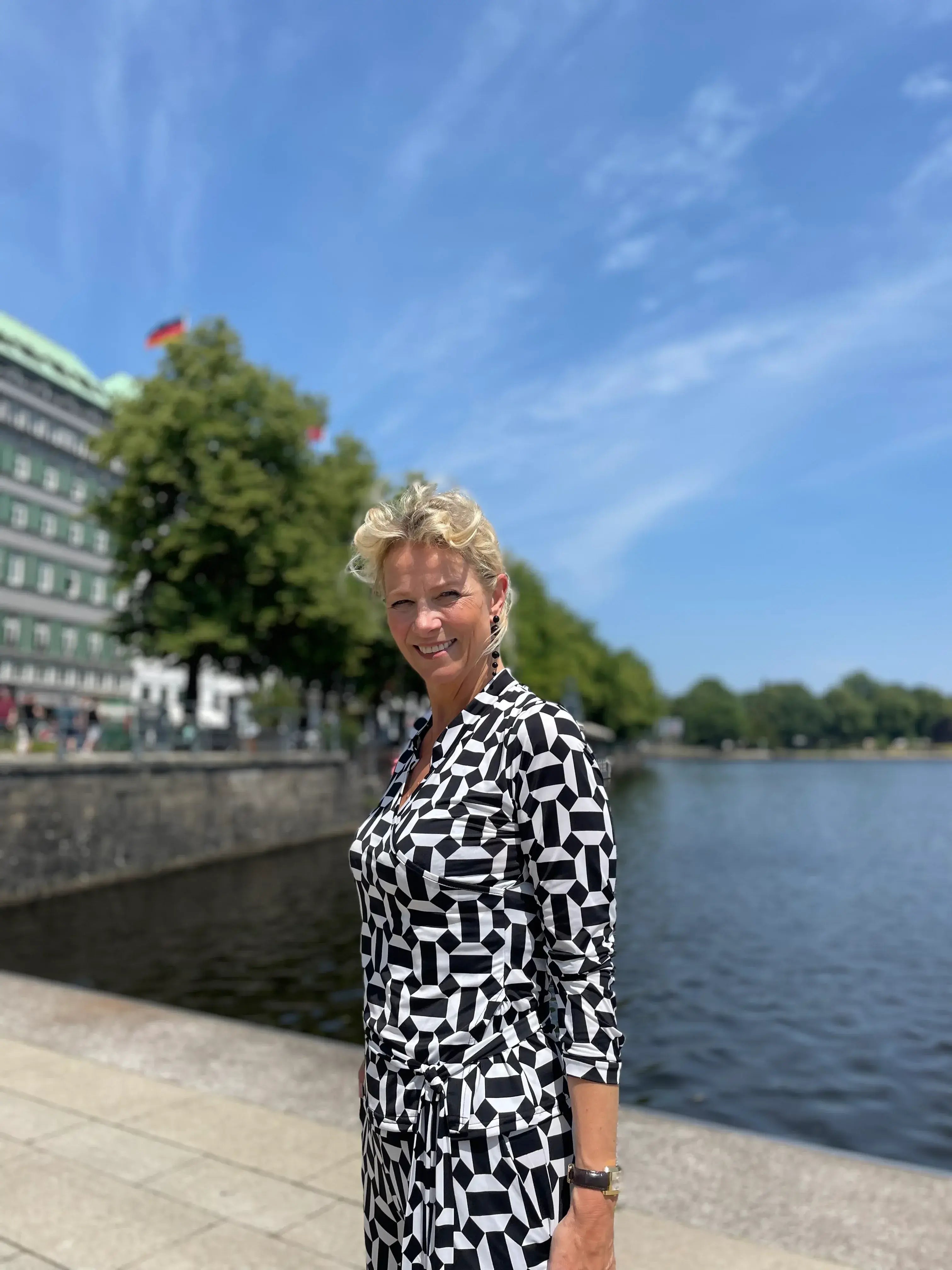 Kurze Bluse in Wickeloptik vom Hamburger Modellabel stegmann mode