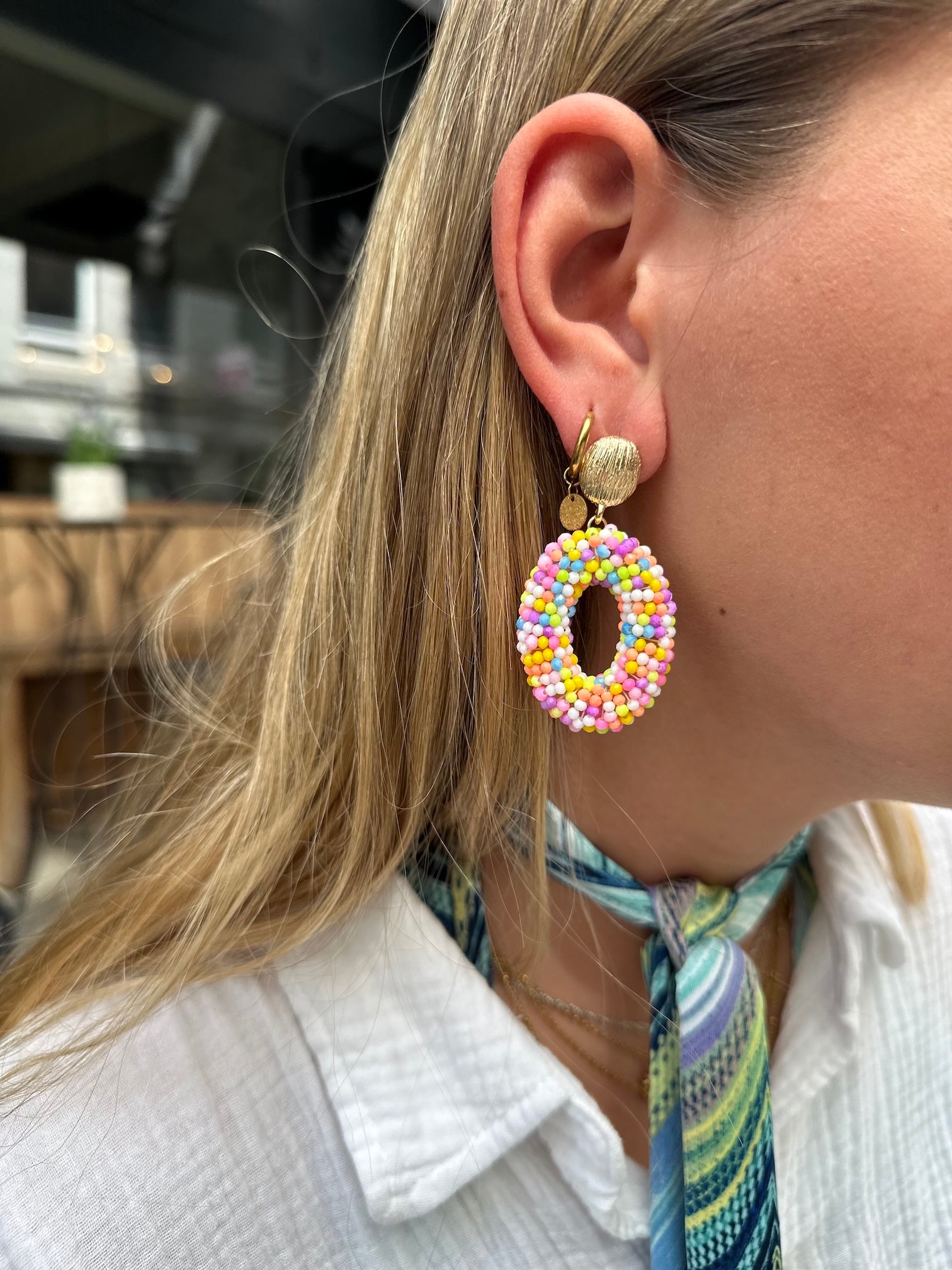 Ovaler Ohrstecker mit bunten Perlen vom Hamburger Modelabel stegmann mode