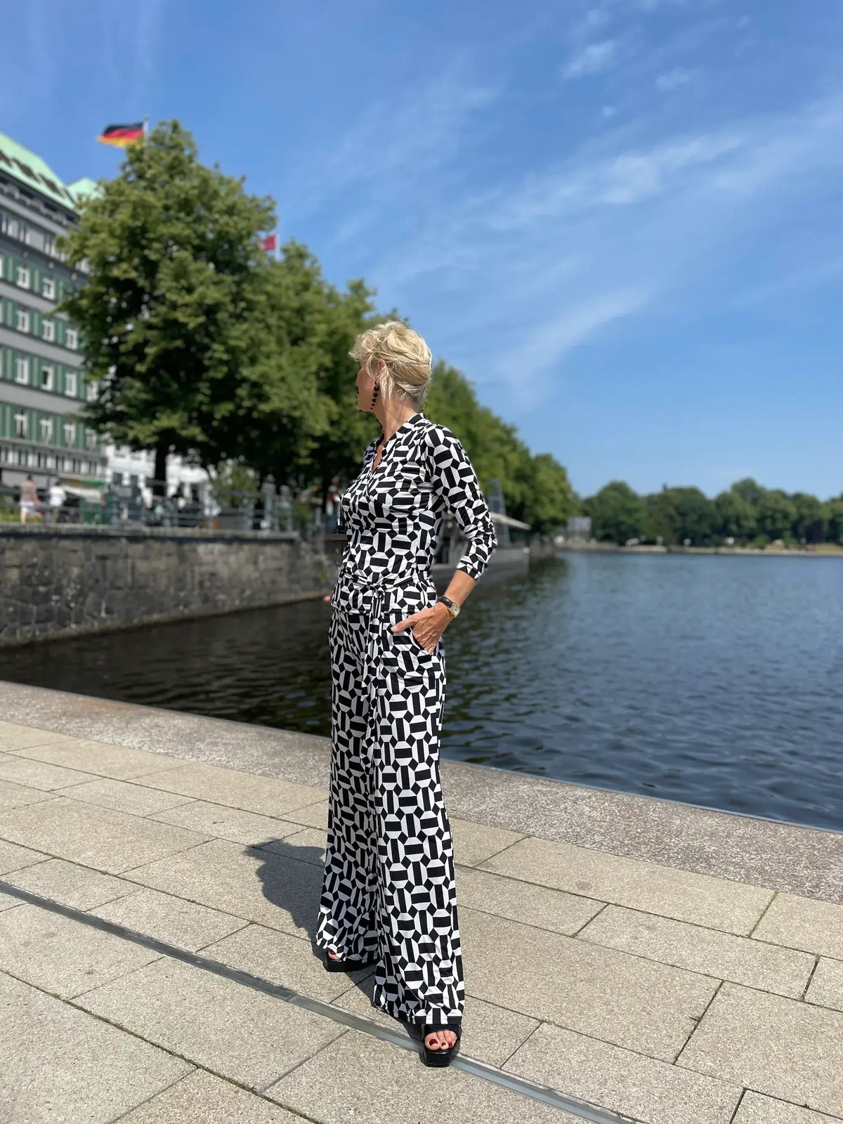 Kurze Bluse in Wickeloptik vom Hamburger Modellabel stegmann mode