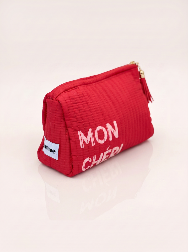 Seitliches Produktfoto von Kosmetiktasche in der Farbe rot mit Schriftzug "Mon Chéri" vom Hamburger Modelabel stegmann mode
