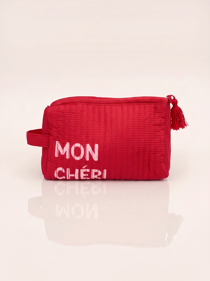 Produktfoto von Kosmetiktasche in der Farbe rot mit Schriftzug "Mon Chéri" vom Hamburger Modelabel stegmann mode