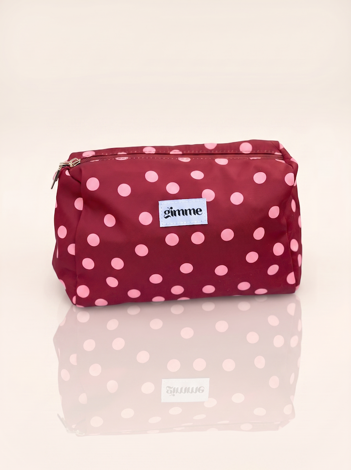 Produktfoto von Kosmetiktasche in der Farbe rot mit rosa Punkten vom Hamburger Modelabel stegmann mode