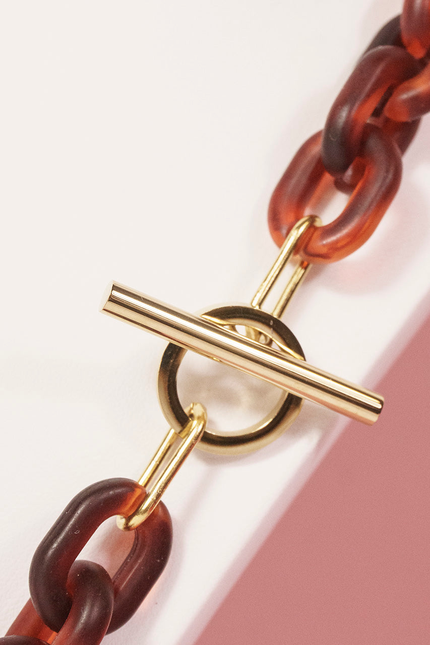 Rotbraune Kette mit goldenem Knebelverschluß
