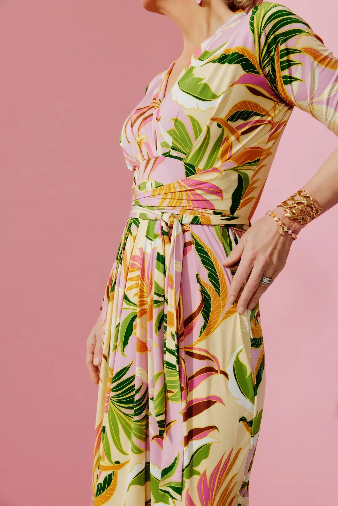 Close Up  von Frau im Studio im Kleid Sophia im Print Plantes Pastelles vom Hamburger Modelabel stegmann mode