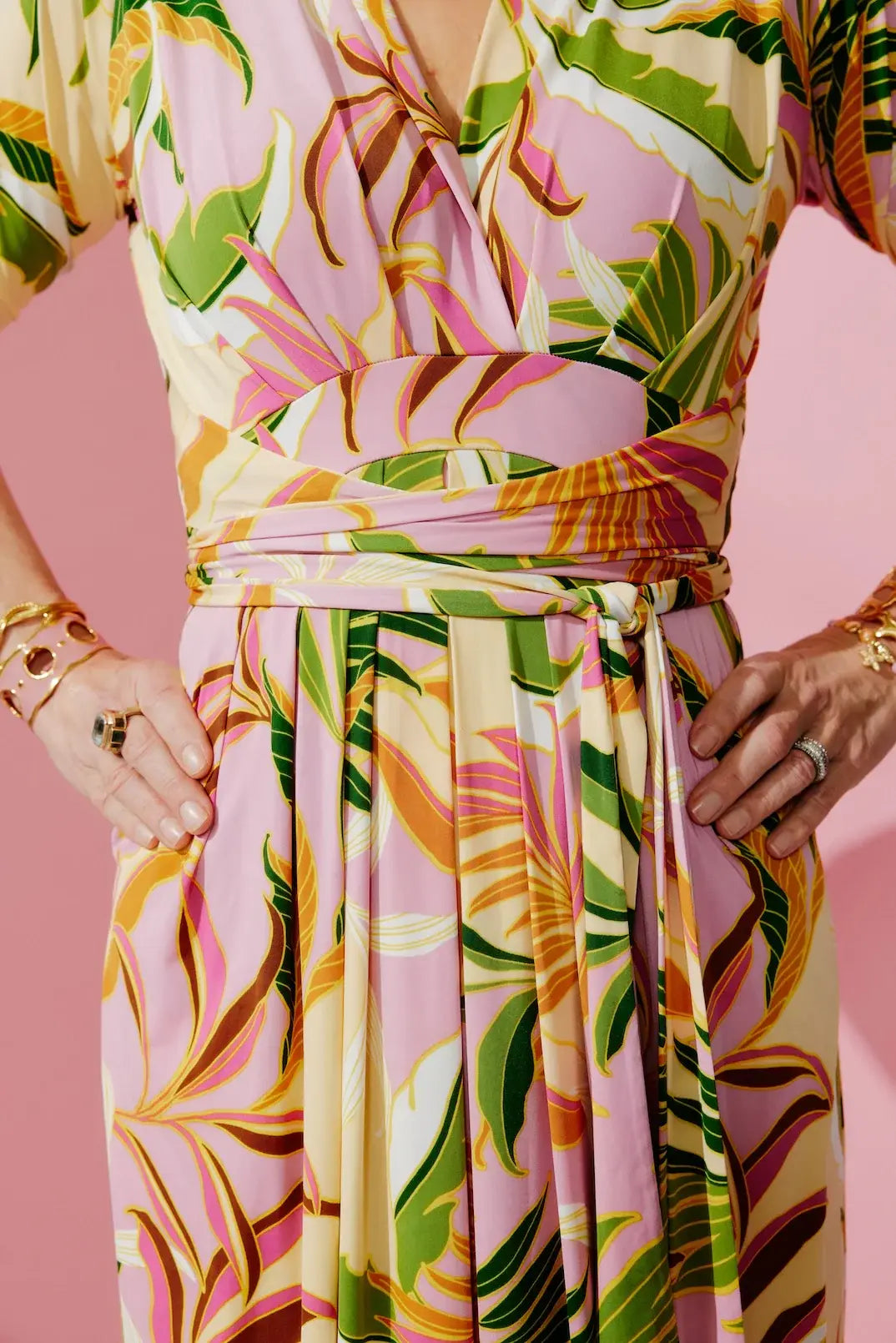 Close Up  von Frau im Studio im Kleid Sophia im Print Plantes Pastelles vom Hamburger Modelabel stegmann mode