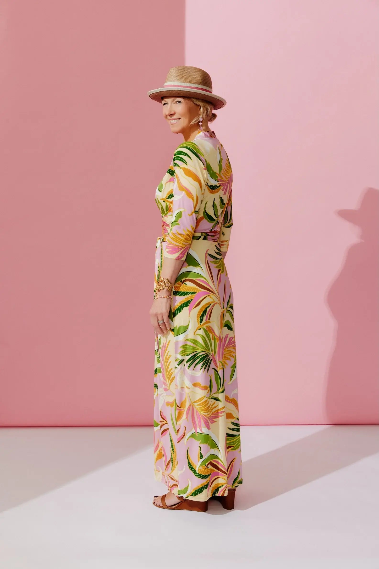 Frau im Studio im Kleid Sophia im Print Plantes Pastelles Rückenansicht vom Hamburger Modelabel stegmann mode