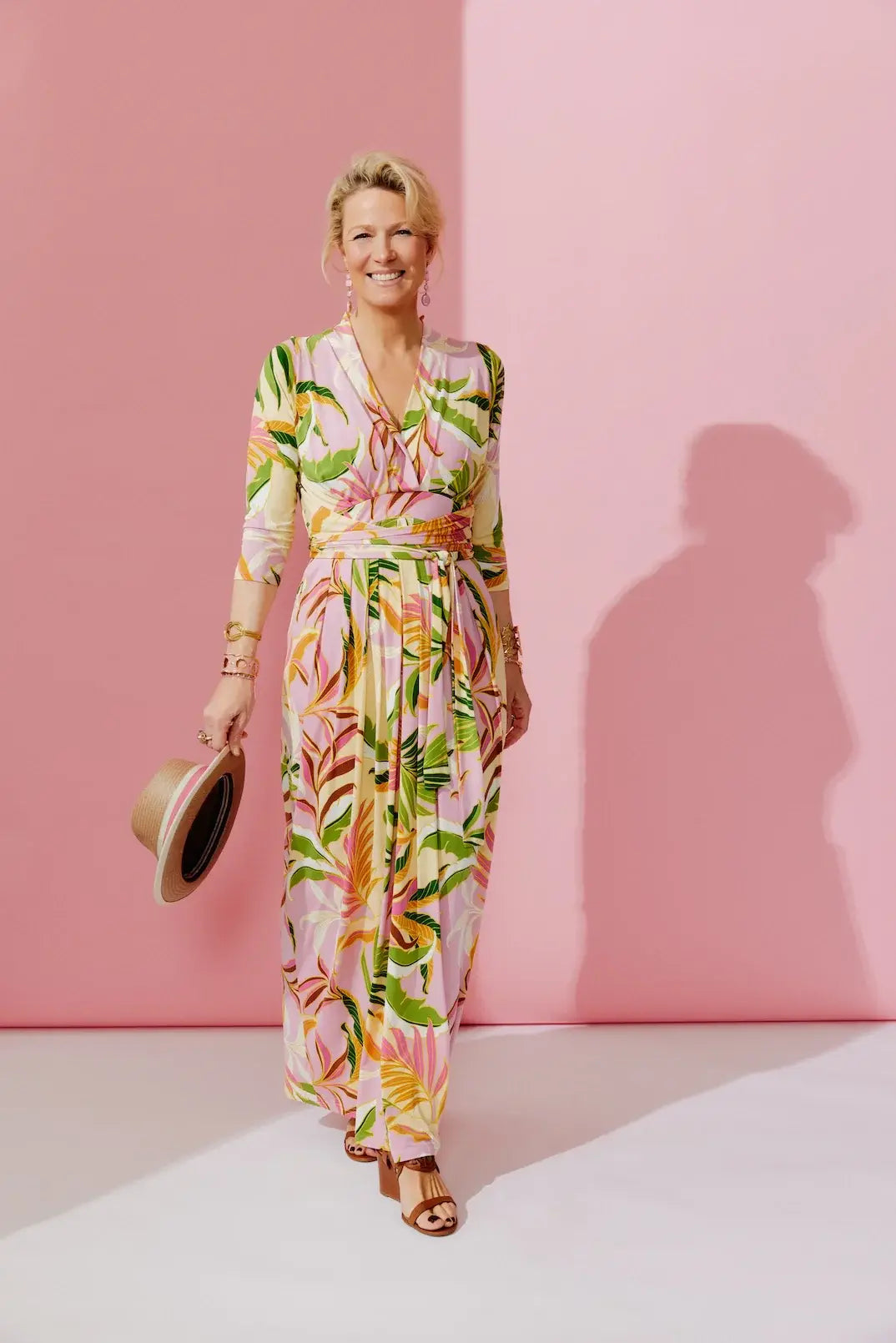 Frau im Studio im Kleid Sophia im Print Plantes Pastelles vom Hamburger Modelabel stegmann mode