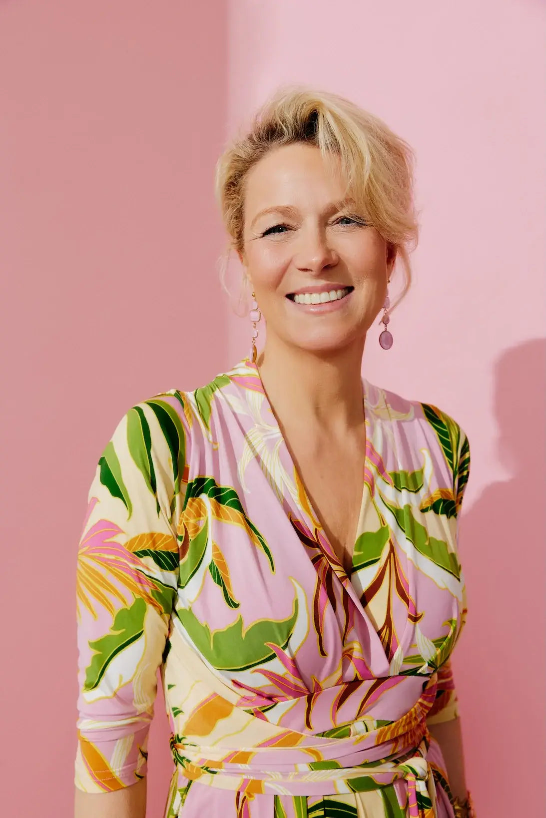 Close Up  von Frau im Studio im Kleid Sophia im Print Plantes Pastelles vom Hamburger Modelabel stegmann mode