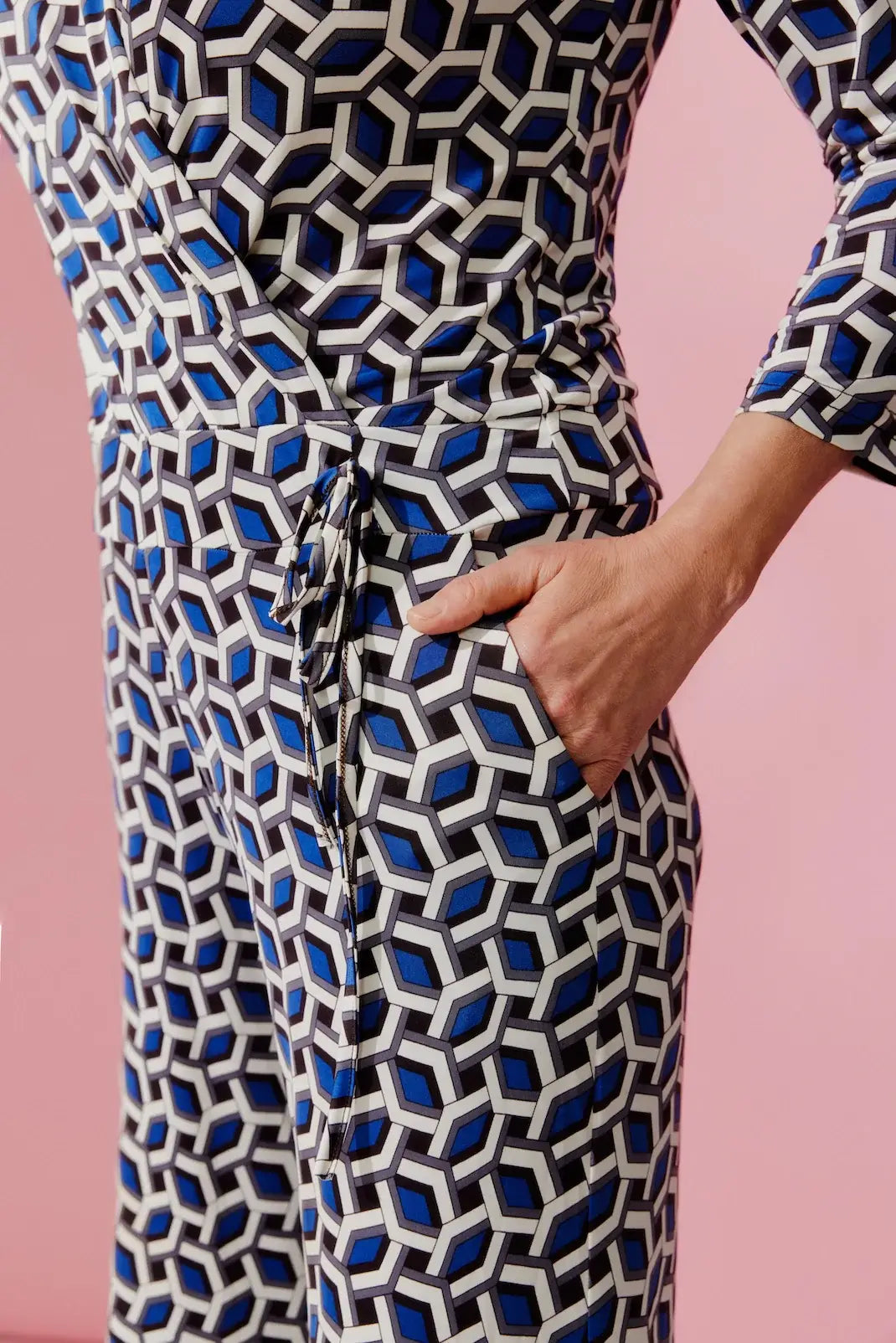Close up von Frau im Studio im Jumpsuit Carmen Combi im Print Coins Bleu vom Hamburger Modelabel stegmann mode
