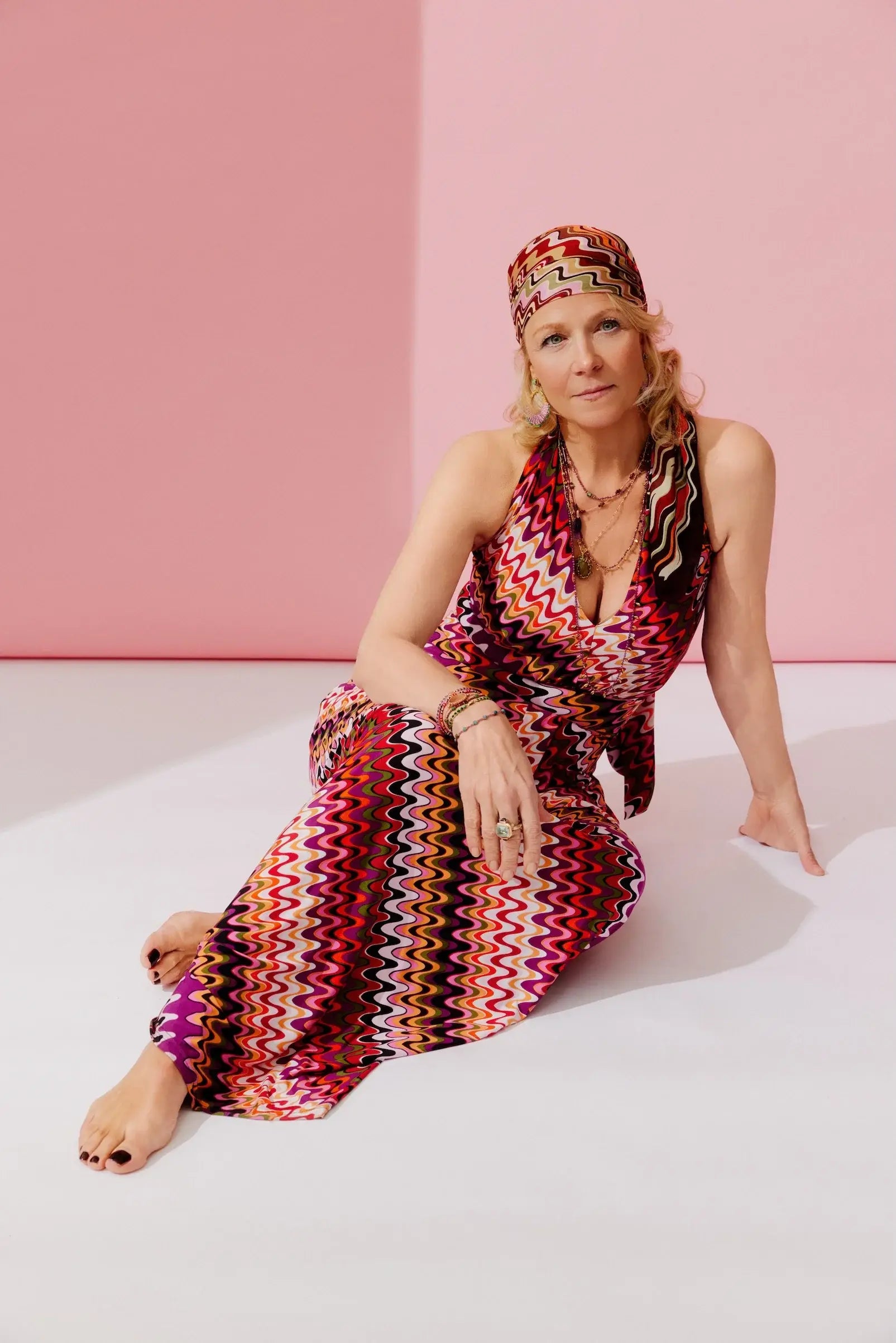 Frau im Studio im Kleid Fay im Print Diagonal ZickZack vom Hamburger Modelabel stegmann mode
