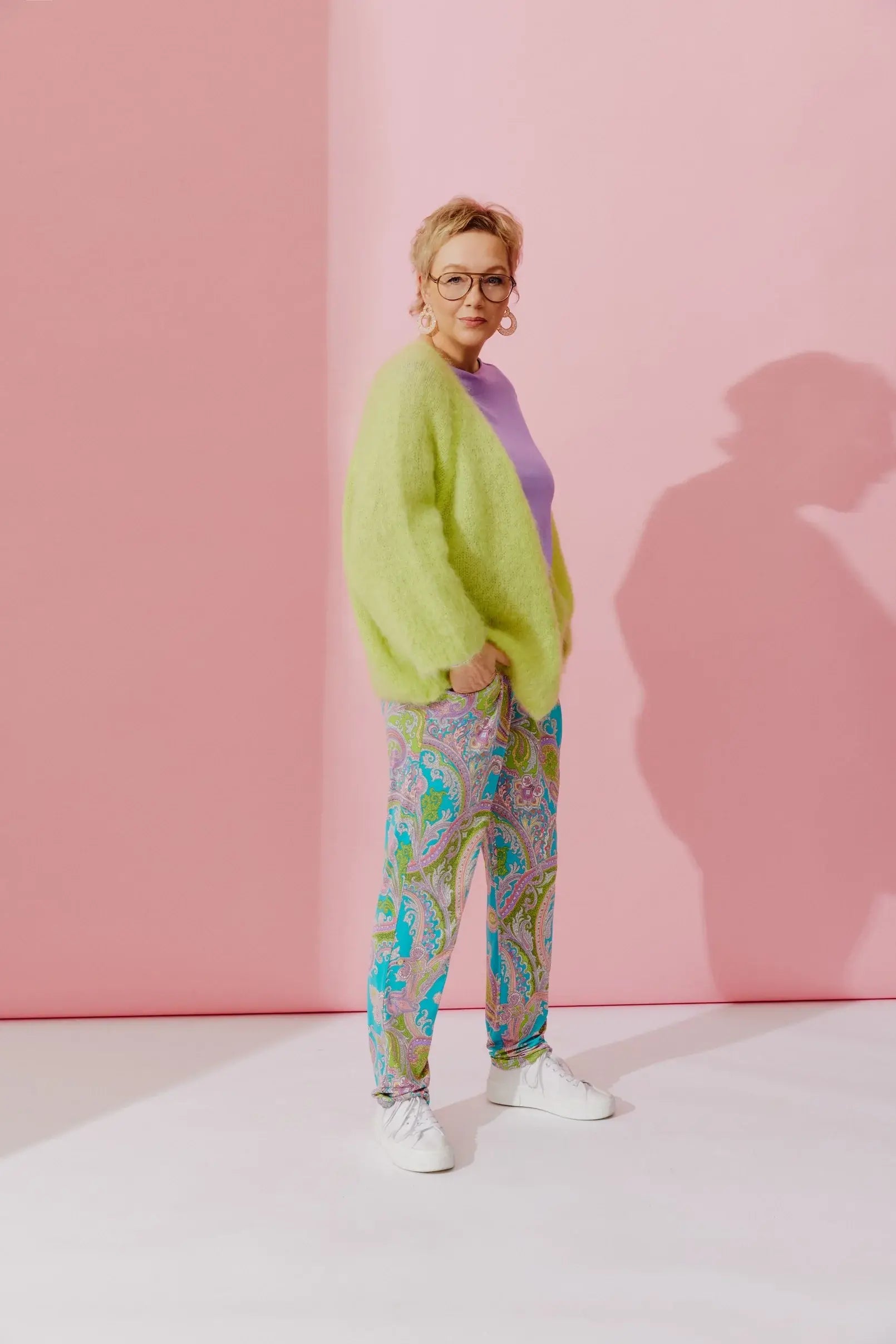 Frau im Studio in der Hose Rosi im Print Cashmere Aqua vom Hamburger Modelabel stegmann mode