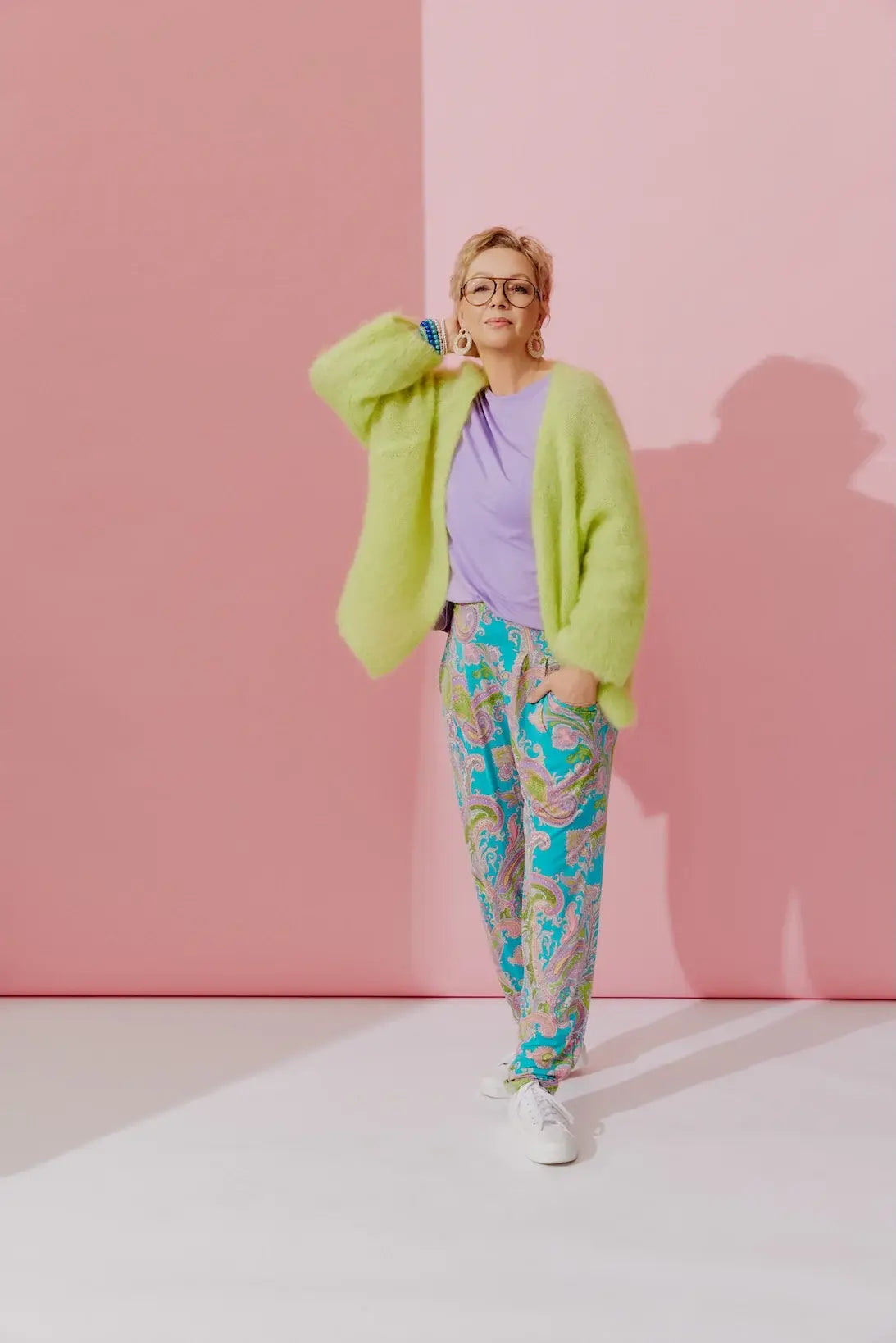 Frau im Studio in der Hose Rosi im Print Cashmere Aqua vom Hamburger Modelabel stegmann mode