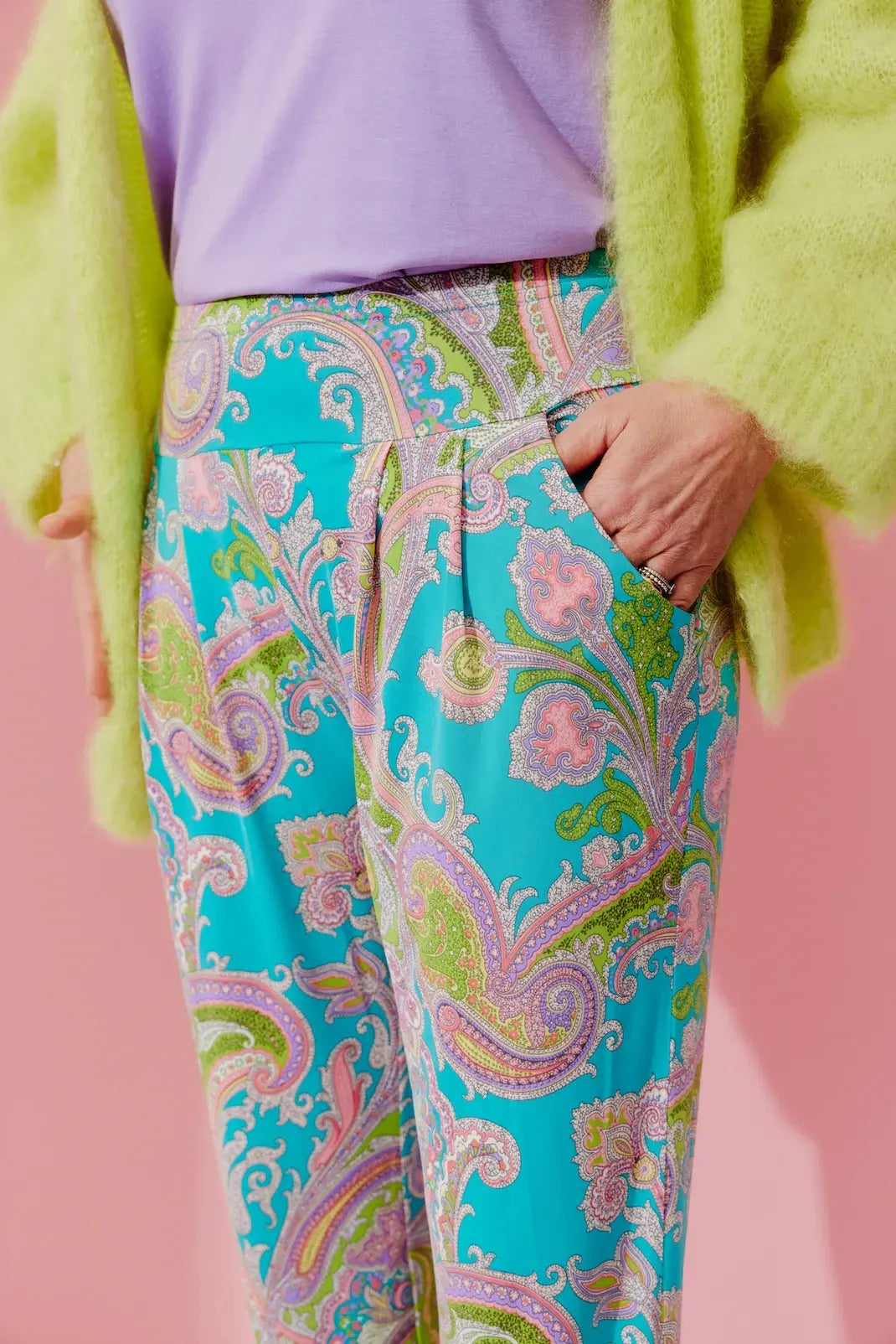 Close Up von Frau im Studio in der Hose  Rosi im Print Cashmere Aqua vom Hamburger Modelabel stegmann mode