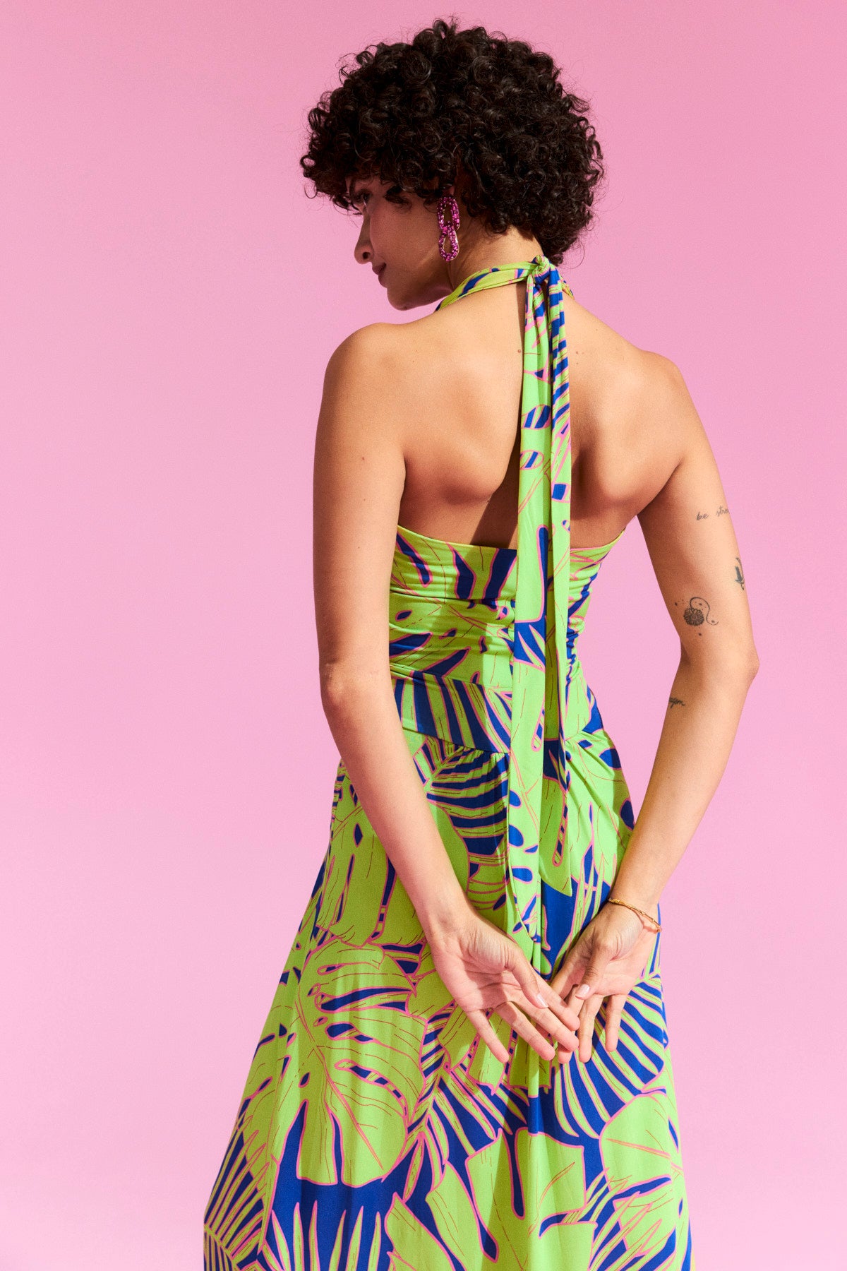 Langes Neckholder Kleid mit Muster vom Hamburger Modelabel stegmann mode